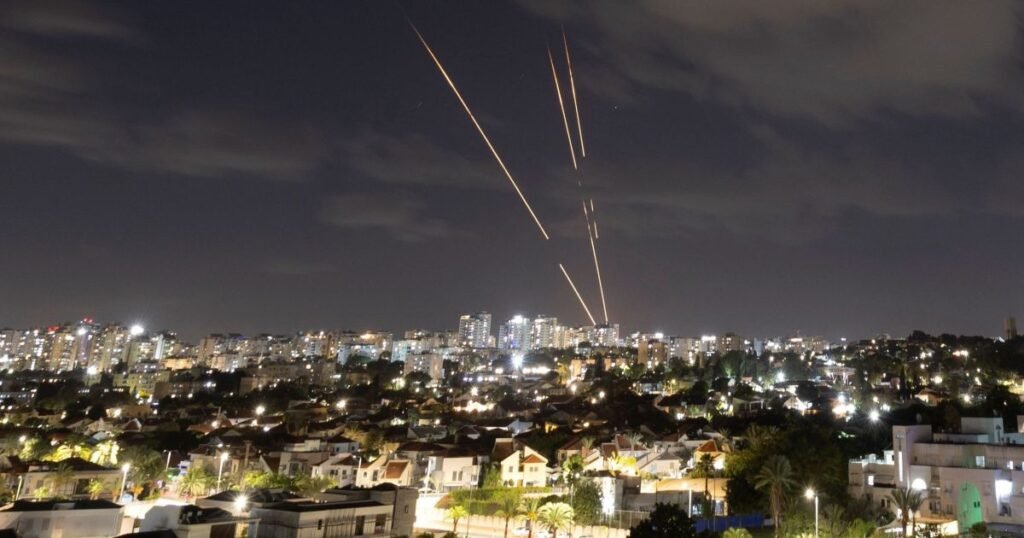 Por que as sirenes de ataque aéreo foram acionadas no Kuwait, Bahrein e Israel? As sirenes foram acionadas devido a ataques hostis com mísseis e drones, conforme relatado pelo Ministério da Defesa do Kuwait. Qual foi a reação do Bahrein ao soar das sirenes? O Ministério do Interior do Bahrein pediu que os cidadãos buscassem abrigo e mantivessem a calma. Como Israel respondeu aos mísseis lançados do Irã? As Forças de Defesa de Israel (FDI) trabalharam para interceptar os mísseis lançados do Irã. Quais medidas de segurança foram tomadas em Israel? O Comando da Defesa Civil de Israel emitiu alertas de emergência para celulares, instruindo as pessoas a buscarem locais protegidos. Os moradores de Israel puderam deixar os abrigos? Sim, pouco depois dos alertas, os militares autorizaram os moradores a deixarem os abrigos. Qual foi a resposta do Ministério da Defesa do Kuwait? O Ministério da Defesa do Kuwait informou que estava respondendo aos ataques hostis com mísseis e drones. Como a situação impactou a população local nesses países? A população foi instruída a buscar abrigo e manter a calma, gerando um estado de alerta e preocupação. Quais são as possíveis consequências desses ataques para a região? Esses ataques podem aumentar as tensões regionais e levar a uma escalada de conflitos no Oriente Médio. Por que o Irã estaria lançando mísseis contra Israel? As tensões entre Irã e Israel são históricas, com disputas políticas e territoriais que frequentemente resultam em confrontos. Como a comunidade internacional pode reagir a esses eventos? A comunidade internacional pode condenar os ataques e buscar mediação para evitar uma escalada maior. Quais são as implicações para a segurança global? Esses eventos destacam a fragilidade da paz na região e a necessidade de vigilância internacional para prevenir conflitos maiores. Como os cidadãos podem se preparar para situações de emergência como essa? Os cidadãos devem seguir as instruções das autoridades locais, manter a calma e ter um plano de emergência. Qual é o papel das sirenes de ataque aéreo em situações de conflito? As sirenes alertam a população sobre ameaças iminentes, permitindo que busquem abrigo e se protejam. Como a tecnologia ajuda na defesa contra ataques aéreos? Tecnologias avançadas, como sistemas de interceptação de mísseis, são cruciais para neutralizar ameaças e proteger civis. Quais são os desafios enfrentados pelos governos ao lidar com ataques aéreos? Os governos devem responder rapidamente, garantir a segurança dos cidadãos e evitar uma escalada do conflito. Como a mídia cobre eventos de segurança nacional como esses? A mídia fornece informações atualizadas, ajudando a população a entender a situação e as medidas de segurança. Qual é a importância da comunicação eficaz durante crises? Comunicação clara e precisa é vital para orientar a população e evitar pânico desnecessário. Como esses eventos podem influenciar a política externa dos países envolvidos? Podem levar a mudanças nas alianças e estratégias de defesa, impactando a política externa e a diplomacia. Quais são as lições aprendidas com esses ataques? A importância da preparação, cooperação internacional e tecnologia na defesa contra ameaças aéreas. Como a população pode se manter informada sobre a situação? Acompanhar notícias confiáveis e seguir as orientações das autoridades locais são essenciais para se manter informado.