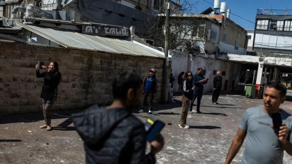 Por que as sirenes de ataque aéreo foram acionadas no Oriente Médio? As sirenes foram ativadas devido a ataques hostis com mísseis e drones, conforme relatado por autoridades locais. Quais países foram afetados pelos alertas de ataque aéreo? Kuwait, Bahrein e Israel foram os países onde as sirenes de ataque aéreo foram acionadas. O que o Ministério do Interior do Bahrein recomendou aos cidadãos? O Ministério pediu que os cidadãos busquem abrigo e mantenham a calma durante o alarme. Como o Kuwait está respondendo aos ataques? O Ministério da Defesa do Kuwait está respondendo aos ataques descritos como hostis, envolvendo mísseis e drones. Qual foi a reação das Forças de Defesa de Israel (FDI)? As FDI estão trabalhando para interceptar mísseis lançados do Irã, protegendo as áreas afetadas. Quais medidas de segurança foram tomadas em Israel? O Comando da Defesa Civil emitiu alertas de emergência para celulares, instruindo as pessoas a buscarem locais protegidos. Os moradores de Israel puderam deixar os abrigos? Sim, pouco depois dos alertas, os militares autorizaram os moradores a deixarem os abrigos. Qual é a origem dos mísseis lançados contra Israel? Os mísseis foram lançados do Irã, segundo as Forças de Defesa de Israel. Como a situação afeta a estabilidade regional? A ativação das sirenes e os ataques aumentam a tensão e a instabilidade na região do Oriente Médio. Quais são as possíveis consequências desses ataques para a política internacional? Os ataques podem intensificar conflitos diplomáticos e militares entre os países envolvidos. Como a população local está reagindo aos alertas? A população está seguindo as instruções das autoridades, buscando abrigo e mantendo a calma. Quais são as implicações para a segurança nacional dos países afetados? Os ataques destacam a necessidade de reforçar as defesas e a prontidão militar na região. Como a comunidade internacional pode responder a esses eventos? A comunidade pode buscar mediação diplomática e apoio para evitar uma escalada do conflito. Quais são os desafios enfrentados pelas autoridades locais? As autoridades precisam gerenciar a segurança pública, a comunicação eficaz e a coordenação de resposta aos ataques. Como esses eventos podem impactar a economia dos países afetados? A instabilidade pode afetar o comércio, investimentos e a confiança econômica na região. Quais são as medidas preventivas que podem ser adotadas no futuro? Fortalecer sistemas de defesa, melhorar a inteligência e promover diálogos diplomáticos são medidas possíveis. Como a tecnologia está sendo utilizada para lidar com a situação? Alertas em celulares e sistemas de interceptação de mísseis são exemplos de tecnologia em uso. Quais são as perspectivas para a resolução do conflito? A resolução depende de negociações diplomáticas e da cooperação internacional para reduzir tensões. Como a mídia está cobrindo os eventos no Oriente Médio? A mídia está relatando os eventos em tempo real, destacando a gravidade e as reações das autoridades. Quais são as lições aprendidas com esses ataques? A importância da prontidão, comunicação eficaz e cooperação internacional são lições chave.