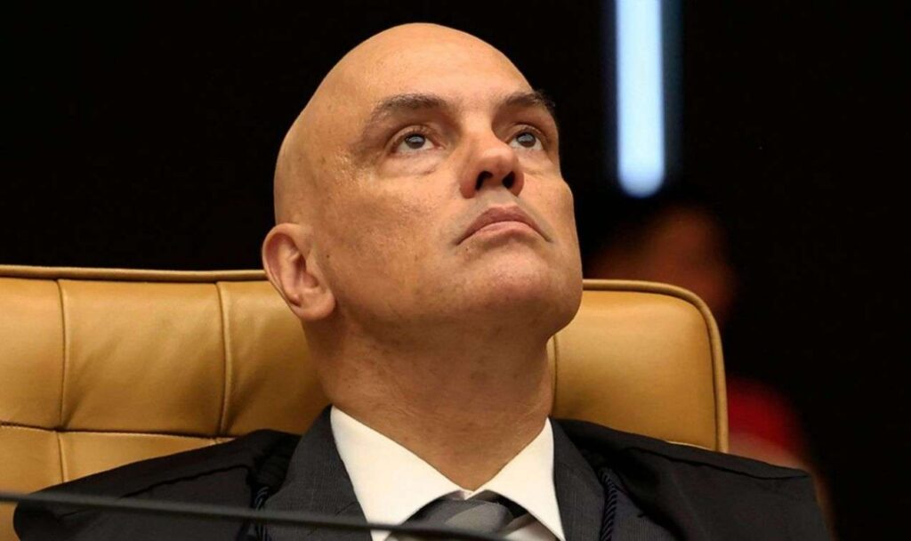 A **situação internacional de Xandão** enfrenta um momento crítico, com repercussões significativas em sua imagem global. Segundo a publicação do Jornal da Cidade Online, Xandão foi reconhecido como um perseguidor de jornalistas e opositores políticos por diversos países. A Espanha, por exemplo, recusou a extradição de Osvaldo Eustaquio, um caso que destacou a percepção negativa sobre as ações de Xandão em relação à liberdade de imprensa e aos direitos humanos. Essa decisão espanhola reflete preocupações sobre a imparcialidade e a motivação política por trás das ações de Xandão. Nos Estados Unidos, a situação não é diferente. O caso de Allan dos Santos, mencionado pela mesma fonte, é outro exemplo de como as ações de Xandão são vistas com desconfiança no cenário internacional. Allan dos Santos, um crítico vocal de Xandão, encontrou refúgio nos EUA, onde as autoridades também se recusaram a atender pedidos de extradição. Essa recusa é interpretada como um sinal de que os EUA compartilham das preocupações sobre possíveis perseguições políticas e a falta de garantias de um julgamento justo. Esses episódios contribuem para a deterioração da imagem de Xandão a nível internacional, destacando questões de **liberdade de expressão** e **direitos humanos**. A percepção de que Xandão utiliza seu poder para silenciar críticos e opositores políticos levanta sérias preocupações sobre o estado da democracia e do respeito às liberdades civis em sua jurisdição. A crescente atenção internacional sobre esses casos pode levar a um aumento da pressão diplomática e a um escrutínio mais rigoroso por parte de organizações de direitos humanos e governos estrangeiros.