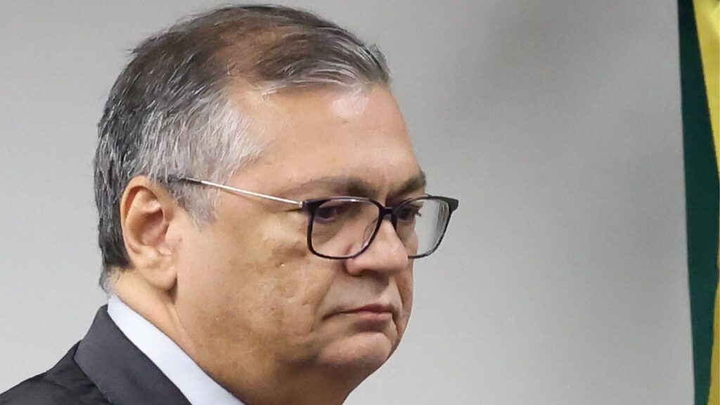 A recente discussão sobre se devemos ou não **elogiar Flávio Dino** tem gerado debates acalorados. A questão central gira em torno de sua atuação como Ministro da Justiça e Segurança Pública do Brasil. Segundo a publicação da Gazeta do Povo, a controvérsia surge do fato de que Dino estaria sendo exaltado por cumprir suas obrigações, algo que deveria ser considerado padrão para qualquer ocupante de cargo público. A publicação questiona se o cumprimento de deveres básicos é suficiente para transformar um político em herói nacional. No contexto atual, a atuação de Flávio Dino tem sido observada de perto, especialmente em questões relacionadas à segurança pública e à justiça. Segundo o site, Dino tem implementado medidas que visam melhorar a segurança no país, mas a discussão se concentra em saber se essas ações são extraordinárias ou simplesmente parte de suas responsabilidades como ministro. A Gazeta do Povo destaca que, enquanto alguns setores da sociedade o veem como um herói, outros acreditam que ele está apenas fazendo o que é esperado de sua posição. Essa dualidade de percepções reflete a complexidade do cenário político brasileiro, onde a linha entre dever cumprido e heroísmo pode ser tênue. Por fim, a questão de elogiar ou não Flávio Dino também levanta um debate mais amplo sobre a expectativa que a sociedade tem em relação aos seus líderes. Segundo a publicação, é importante reconhecer o trabalho bem feito, mas também é crucial manter um nível de exigência que não transforme o cumprimento de obrigações em feitos heroicos. A Gazeta do Povo sugere que, ao elevarmos ações rotineiras ao status de heroísmo, corremos o risco de diminuir o padrão de excelência que deveríamos esperar de nossos representantes. Portanto, a discussão sobre Flávio Dino serve como um lembrete da importância de avaliar criticamente o desempenho de figuras públicas, reconhecendo suas realizações sem perder de vista o que é considerado um dever básico.