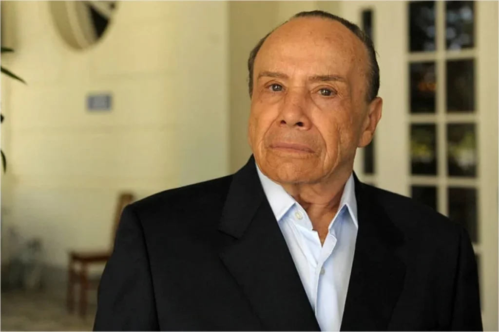 O ator **Stênio Garcia** está envolvido em uma disputa judicial com suas próprias filhas, conforme relatado pela jornalista **Fábia Oliveira**. De acordo com a publicação, o ator entrou na Justiça com o objetivo de reivindicar a posse do apartamento onde suas filhas atualmente residem. Este caso tem gerado grande repercussão, uma vez que envolve questões familiares delicadas e a disputa por um bem imóvel. A situação se torna ainda mais complexa devido à notoriedade de Stênio Garcia, conhecido por seu trabalho na televisão brasileira. Segundo o site TV Prime, a ação judicial movida por Stênio busca a reintegração de posse do imóvel, que está em nome das filhas. O ator alega que o apartamento foi adquirido com recursos próprios e que, portanto, tem direito de reaver a propriedade. A disputa levanta questões sobre a titularidade do imóvel e os direitos de posse, além de expor conflitos familiares que, muitas vezes, permanecem longe dos holofotes. Este caso ilustra como questões patrimoniais podem afetar relações pessoais, especialmente quando envolvem figuras públicas. A situação de Stênio Garcia e suas filhas destaca a complexidade das relações familiares quando misturadas a questões legais e patrimoniais. Conforme a cobertura da jornalista Fábia Oliveira, o caso está em andamento na Justiça, e ainda não há uma decisão definitiva. A disputa pelo apartamento reflete não apenas um conflito sobre propriedade, mas também as tensões que podem surgir em famílias, independentemente de sua fama ou status. Este episódio serve como um lembrete de que, por trás das manchetes, existem histórias pessoais e desafios que muitas famílias enfrentam, sejam elas conhecidas ou não.