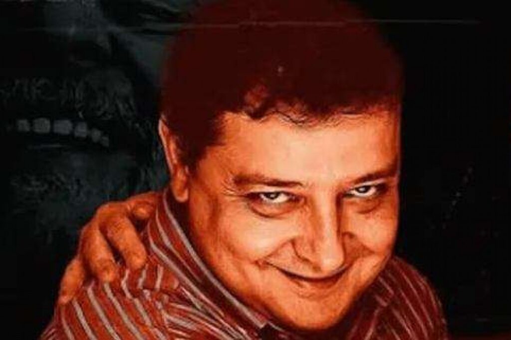 O **Supremo Tribunal Federal (STF)** tomou medidas recentes que têm gerado discussões acaloradas sobre a relação entre os poderes no Brasil. Em um movimento que muitos veem como uma tentativa de enfraquecer o **Congresso Nacional**, o STF tem adotado decisões que impactam diretamente investigações e processos em andamento. Um dos casos mais notáveis foi a suspensão das quebras de sigilo do **INSS** por parte do ministro **Flávio Dino**. Essa decisão levantou questionamentos sobre a transparência e a continuidade de investigações importantes. Além disso, o ministro **Gilmar Mendes** anulou as quebras de sigilo relacionadas ao ministro **Dias Toffoli**. Essa anulação gerou um debate sobre a imparcialidade e a proteção de figuras públicas em investigações judiciais. A decisão de Gilmar Mendes foi vista por muitos como uma tentativa de proteger membros do próprio STF, levantando preocupações sobre a independência e a integridade das investigações. O próximo passo do STF parece ser a criação de uma regra geral para o tema das quebras de sigilo. Essa iniciativa pode ser interpretada como uma forma de centralizar o controle sobre investigações sensíveis, limitando a atuação do Congresso Nacional e de outras instituições. Críticos argumentam que essa medida pode ser vista como uma forma de blindar figuras políticas influentes, incluindo o ex-presidente **Luiz Inácio Lula da Silva**, conhecido como **Lulinha**. A relação entre o STF e o Congresso Nacional tem sido marcada por tensões e desconfianças. As recentes decisões do STF são vistas por alguns como uma tentativa de desmoralizar o Congresso, enfraquecendo sua capacidade de fiscalização e controle. Essa dinâmica complexa entre os poderes levanta questões sobre o equilíbrio institucional e a separação de poderes no Brasil. A atuação do STF em casos de grande repercussão política tem sido alvo de críticas e elogios. Enquanto alguns veem as decisões como necessárias para garantir a justiça e a proteção de direitos fundamentais, outros as interpretam como uma interferência indevida em assuntos que deveriam ser tratados pelo Legislativo. Essa dualidade de opiniões reflete a complexidade do cenário político brasileiro e a importância de um judiciário independente e imparcial. Em resumo, as recentes ações do STF, incluindo a suspensão e anulação de quebras de sigilo, têm gerado um debate significativo sobre a relação entre os poderes no Brasil. A criação de uma regra geral para o tema das quebras de sigilo pode ter implicações profundas para o futuro das investigações e para a dinâmica política do país. O equilíbrio entre transparência, justiça e proteção de direitos continua a ser um desafio central para as instituições brasileiras.