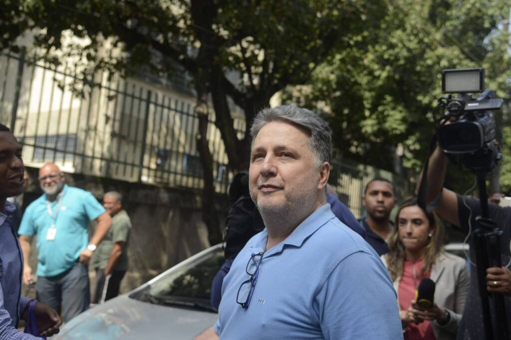 Por que o STF anulou a condenação de Anthony Garotinho? A condenação foi anulada porque as provas usadas contra Garotinho foram consideradas ilícitas. Elas foram obtidas de forma irregular a partir de dados extraídos de computadores da Secretaria Municipal de Campos dos Goytacazes. Quais eram as acusações contra Garotinho? Garotinho foi acusado de compra de votos nas eleições municipais de 2016. A acusação envolvia a troca de votos pelo benefício social do programa Cheque Cidadão. Quem tomou a decisão de anular a condenação? A decisão foi tomada pelo ministro Cristiano Zanin, do Supremo Tribunal Federal, em um habeas corpus assinado na sexta-feira (27). Qual foi a base para a anulação da condenação? A anulação se baseou na ilegalidade das provas, que foram extraídas de forma irregular de um computador da Secretaria Municipal de Desenvolvimento Humano e Social de Campos dos Goytacazes. Qual foi o papel do ministro Ricardo Lewandowski no caso? Antes de se aposentar, Lewandowski foi relator do caso e já havia indicado que faltava perícia para validar as provas obtidas no computador apreendido. Como a decisão afeta a inelegibilidade de Garotinho? Com a anulação da condenação, Garotinho está autorizado a concorrer nas eleições municipais de 2024, já que a inelegibilidade era um dos desdobramentos da condenação. Quais foram os argumentos da defesa de Garotinho? A defesa argumentou que as provas usadas contra Garotinho tinham origem ilícita, semelhante a outro caso da Operação Chequinho, onde a condenação também foi anulada. Qual foi a gravidade dos crimes imputados a Garotinho? Os crimes imputados a Garotinho eram considerados graves, mas a materialidade das infrações não pôde ser comprovada devido à ilegalidade das provas. O que é a Operação Chequinho? A Operação Chequinho investigou a compra de votos nas eleições municipais de Campos dos Goytacazes, envolvendo o uso do programa social Cheque Cidadão. Qual foi a reação do STF às provas ilegais? O STF considerou que as provas ilegais não poderiam sustentar a condenação, destacando a importância de respeitar a legalidade na obtenção de provas. Como a decisão do STF impacta o cenário político? A decisão permite que Garotinho participe das eleições de 2024, o que pode influenciar o cenário político no Rio de Janeiro, especialmente em Campos dos Goytacazes. Quais são as implicações jurídicas da anulação? A anulação destaca a importância da legalidade na coleta de provas e pode servir de precedente para outros casos semelhantes no sistema judiciário. O que acontece agora com o caso de Garotinho? Com a anulação da condenação, Garotinho está livre das acusações e inelegibilidade, podendo retomar sua carreira política sem impedimentos legais. Qual é a importância do respeito à legalidade das provas? O respeito à legalidade das provas é crucial para garantir julgamentos justos e evitar condenações baseadas em evidências obtidas de forma ilícita. Como a decisão do STF reflete no sistema judiciário? A decisão reforça a necessidade de rigor na obtenção de provas e pode influenciar futuras decisões judiciais, promovendo maior cuidado na coleta de evidências.