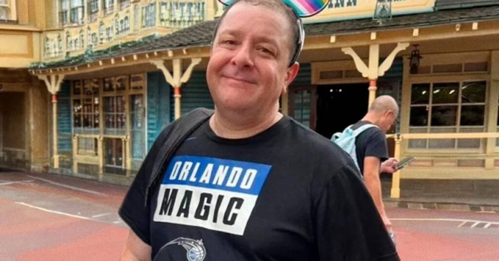 O **Supremo Tribunal Federal (STF)** está intensificando suas ações em investigações que envolvem **Lulinha**, filho do ex-presidente Luiz Inácio Lula da Silva, e outros políticos acusados de desviar emendas parlamentares. Segundo a publicação da Veja, os ministros do STF estão acelerando vários inquéritos que tramitam na Corte, buscando esclarecer e responsabilizar os envolvidos em esquemas de corrupção. Este movimento faz parte de um esforço mais amplo para combater a impunidade e garantir que os recursos públicos sejam utilizados de forma adequada. De acordo com a mesma fonte, as investigações contra Lulinha estão relacionadas a suspeitas de que ele teria se beneficiado de sua proximidade com o poder para obter vantagens financeiras indevidas. As autoridades estão examinando transações financeiras e contratos que podem ter sido influenciados por sua relação com o governo. Além disso, o STF está focado em casos de desvio de emendas parlamentares, um problema recorrente na política brasileira, onde recursos destinados a projetos específicos são desviados para fins pessoais ou políticos. O avanço dessas investigações pelo STF reflete uma crescente pressão por transparência e justiça no Brasil. A Corte tem sido um ator central na luta contra a corrupção, e suas ações são vistas como um passo importante para restaurar a confiança pública nas instituições. Conforme a publicação, a celeridade nos inquéritos demonstra o compromisso dos ministros em resolver casos pendentes e punir aqueles que abusam do poder para enriquecimento pessoal. Este cenário destaca a importância de um judiciário independente e eficaz na promoção da integridade e da responsabilidade no setor público.