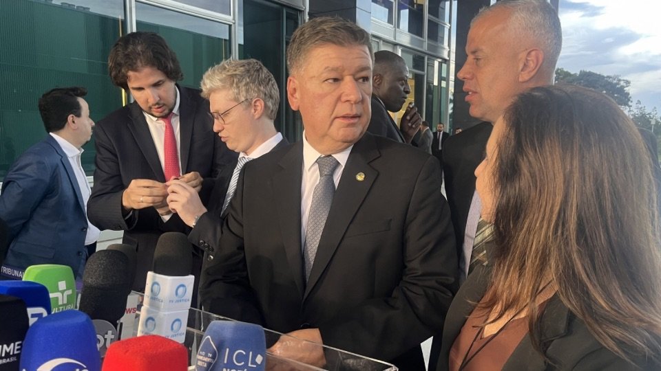 **STF Barra CPMI do INSS: O Que Isso Significa para a Comissão?** A recente decisão do **Supremo Tribunal Federal (STF)** de não prorrogar a **Comissão Parlamentar Mista de Inquérito (CPMI) do INSS** trouxe uma reviravolta significativa nos trabalhos da comissão. Mas o que levou a essa decisão e quais são suas implicações? Vamos explorar essas questões. **Por que o STF decidiu não prorrogar a CPMI do INSS?** Segundo a publicação, a decisão do STF foi um ponto de inflexão para a CPMI, que agora precisa correr contra o tempo para votar o relatório final antes do prazo final, que se encerra neste sábado (28). A decisão foi recebida com lamento por parte dos parlamentares, que acreditam que não há mais espaço para prolongar os trabalhos. O presidente da CPMI, Carlos Viana (Podemos-MG), destacou que a leitura do relatório deve ocorrer nesta sexta-feira (26), com tentativa de votação no mesmo dia. **Qual é a estratégia da comissão diante dessa decisão?** Com a decisão do STF, a estratégia da comissão é buscar um acordo mínimo entre a base governista e a oposição para garantir a aprovação de pelo menos parte do texto. Isso inclui a possibilidade de destaques em pontos mais sensíveis, como pedidos de indiciamento. O destaque ocorre quando um ponto do texto é votado em separado. Caso haja pedido de vista, a votação poderá ocorrer no sábado. **Quais são as críticas e reações políticas à decisão do STF?** A decisão gerou forte reação política. Parlamentares atribuíram à base governista e ao próprio STF a limitação das investigações. O presidente da comissão afirmou que houve blindagem para impedir que a investigação avançasse sobre pessoas importantes. Apesar das críticas, ele reconheceu como válida a posição do ministro Gilmar Mendes sobre vazamentos, afirmando que "vazamentos não contribuem com investigações". **O que o relatório final da CPMI deve conter?** O relator da comissão, Alfredo Gaspar (PL-AL), afirmou que o relatório final já está praticamente pronto e deve ser apresentado em breve. A expectativa é de que o relatório tenha aproximadamente 5 mil páginas e pode incluir cerca de 228 indicados para responsabilização pelos desvios e fraudes no INSS. Isso inclui empresários, operadores financeiros, servidores públicos e possíveis agentes políticos. **Quem são os principais nomes envolvidos nas investigações?** Entre os nomes que podem aparecer no relatório final está o de Fábio Luís Lula da Silva, o Lulinha, filho do presidente Luiz Inácio Lula da Silva. Lulinha é investigado pela Polícia Federal pela relação com o empresário Antônio Camilo Antunes, o "Careca do INSS", apontado como operador das fraudes. Documentos e relatórios produzidos pela Polícia Federal indicam que os focos da polícia estão na mudança de Lulinha para a Espanha e sua relação com "Careca do INSS". **Quais são as próximas etapas para a CPMI?** Com o prazo final se aproximando, a comissão precisa votar o relatório imediatamente ou corre o risco de terminar sem conclusões formais. O relator Alfredo Gaspar garantiu que o documento será "técnico e baseado em fatos", independentemente do cenário político. A decisão do STF e as reações subsequentes também mobilizam o Congresso para mudanças nas regras das CPIs, com propostas para definir melhor prazos e prorrogações, ampliar poderes investigativos e limitar a judicialização dos trabalhos. **Qual é a importância desse caso para o equilíbrio entre os Poderes?** Segundo os integrantes da CPMI, o caso expõe a necessidade de reequilibrar as relações entre os Poderes. A decisão do STF e as limitações impostas às investigações levantam questões sobre a autonomia das comissões parlamentares e o papel do Judiciário em processos legislativos. Em resumo, a decisão do STF de não prorrogar a CPMI do INSS coloca a comissão em uma corrida contra o tempo para concluir seus trabalhos. As reações políticas e as implicações para o equilíbrio entre os Poderes são questões que continuarão a ser debatidas nos próximos dias.