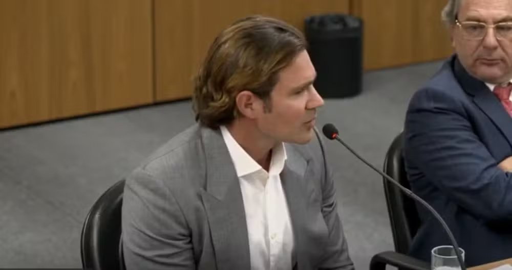 O **Supremo Tribunal Federal (STF)** enviou um ofício à **Comissão Parlamentar Mista de Inquérito (CPMI) do Instituto Nacional do Seguro Social (INSS)** solicitando esclarecimentos sobre um pedido relacionado a um contato encontrado no celular de Daniel Vorcaro, ex-dono do Banco Master. Este pedido, feito pela CPMI em 19 de março, busca informações sobre um número funcional ligado ao STF, encontrado nas conversas de Vorcaro. A comissão quer saber quem foram os usuários desse número nos últimos cinco anos, de janeiro de 2021 até a data do documento. Por que o STF está pedindo explicações à CPMI do INSS? Segundo a publicação, o STF busca entender a finalidade do pedido da CPMI, pois, dependendo do objetivo, o pedido pode extrapolar as atribuições da comissão. A diretora-geral do STF, Desdêmona Tenório de Brito Toledo Arruda, destacou que, dependendo da finalidade, seria necessária a autorização do presidente da Corte, ministro Edson Fachin. Qual é a relação entre Daniel Vorcaro e o número funcional do STF? Durante as investigações sobre fraudes no Banco Master, a **Polícia Federal** encontrou o número de celular em conversas com Vorcaro. Por meio do Sistema de Investigação de Registros Telefônicos e Telemáticos, os investigadores identificaram que o número pertencia ao STF. Em prints das conversas, o número estava salvo como do ministro Alexandre de Moraes. O que a CPMI do INSS pretende com essas informações? A CPMI, presidida pelo senador Carlos Viana (Podemos-MG), busca detalhes sobre o uso do número funcional do STF. A intenção é esclarecer possíveis ligações entre Vorcaro e membros da Corte, o que poderia ter implicações nas investigações sobre fraudes no Banco Master. Como o STF está lidando com o pedido da CPMI? O STF está avaliando a relevância do pedido e ponderando sobre a necessidade de autorização do presidente da Corte para o compartilhamento das informações. A diretora-geral do STF expressou compreensão pela importância da comissão, mas destacou a necessidade de cautela no compartilhamento de dados sensíveis. Qual é o próximo passo para a CPMI do INSS? O presidente da CPMI, em entrevista ao programa Roda Viva, da TV Cultura, mencionou a possibilidade de conversar com o ministro Edson Fachin para obter uma resposta sobre a quem pertencia o número. A comissão aguarda uma resposta do STF para decidir os próximos passos na investigação. Quais são as implicações desse pedido para o STF e a CPMI? O pedido da CPMI levanta questões sobre a transparência e a colaboração entre diferentes órgãos do governo. A resposta do STF pode influenciar o andamento das investigações sobre fraudes no Banco Master e a relação entre Vorcaro e membros da Corte. Em resumo, o pedido da CPMI do INSS ao STF sobre o número funcional encontrado no celular de Daniel Vorcaro é um ponto de tensão entre as duas instituições. O STF busca entender a finalidade do pedido antes de decidir sobre o compartilhamento das informações, enquanto a CPMI aguarda uma resposta para avançar em suas investigações.