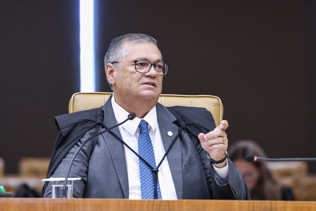 O ministro do **Supremo Tribunal Federal (STF)**, Flávio Dino, determinou que o senador **Carlos Viana** (Podemos-MG) e o **Senado Federal** expliquem o envio de **R$ 3,6 milhões** em emendas parlamentares do tipo Pix para a **Fundação Oasis**, uma entidade associada à **Igreja Batista da Lagoinha**. Segundo a publicação, a decisão foi tomada na última quinta-feira, dia 19, e estabelece um prazo de cinco dias para que as partes envolvidas apresentem os devidos esclarecimentos. Este caso levanta questões sobre a transparência e o uso de recursos públicos, especialmente no que diz respeito ao mecanismo de transferências rápidas e diretas, como o Pix, que tem sido cada vez mais utilizado em transações financeiras no Brasil. O uso de emendas parlamentares é um tema recorrente no cenário político brasileiro, pois envolve a destinação de recursos públicos para projetos específicos indicados por parlamentares. No entanto, a utilização do **Pix** para transferências de emendas é relativamente nova e suscita dúvidas sobre a fiscalização e o controle desses recursos. Segundo o site O Antagonista, a decisão do ministro Flávio Dino reflete a necessidade de garantir que tais transferências sejam feitas de maneira transparente e dentro dos limites legais. A escolha da **Fundação Oasis** como destinatária dos recursos também está sob escrutínio, dado seu vínculo com uma organização religiosa, o que levanta questões sobre a separação entre Estado e religião e a destinação de verbas públicas para entidades religiosas. O prazo de cinco dias dado pelo STF para que o senador Carlos Viana e o Senado Federal apresentem suas explicações é um passo importante para esclarecer o caso e garantir a prestação de contas à sociedade. A expectativa é que as informações fornecidas ajudem a entender melhor os critérios utilizados para a escolha da **Fundação Oasis** como beneficiária das emendas e se houve cumprimento das normas legais vigentes. Este episódio destaca a importância da transparência e da responsabilidade na gestão de recursos públicos, especialmente em tempos de crescente demanda por integridade e ética na política.