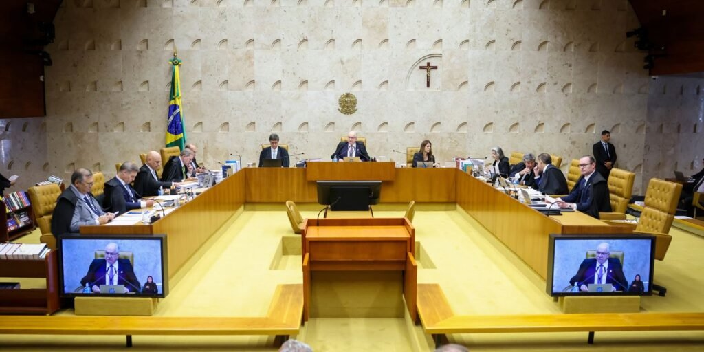 O **Supremo Tribunal Federal (STF)** está prestes a tomar uma decisão crucial sobre a continuidade dos trabalhos da **Comissão Parlamentar Mista de Inquérito (CPMI)** do **Instituto Nacional do Seguro Social (INSS)**. Esta decisão, que será discutida em plenário nesta quinta-feira, 26 de outubro, determinará se a decisão do ministro André Mendonça, que ordenou a prorrogação da CPMI, será mantida. A sessão está programada para começar às 14h. Mas por que essa decisão é tão importante? A CPMI do INSS foi criada para investigar alegações de **descontos indevidos** nos benefícios de aposentados e pensionistas. Desde seu início, em agosto do ano passado, a comissão também começou a investigar possíveis ligações do **Banco Master** com a concessão irregular de **empréstimos consignados** a aposentados. Segundo a publicação, a comissão foi acusada recentemente de vazar conversas pessoais do banqueiro Daniel Vorcaro, dono do Banco Master, cujos dados foram obtidos pela Polícia Federal e repassados à comissão com autorização do ministro André Mendonça. O que está em jogo na decisão do STF? Se o plenário decidir derrubar a decisão do ministro Mendonça, o presidente do Senado, Davi Alcolumbre, não será obrigado a prorrogar a CPMI, que está programada para ser encerrada no dia 28 deste mês. Mendonça, que é o relator do caso, havia dado um prazo de 48 horas para que Alcolumbre fizesse a leitura do requerimento de prorrogação dos trabalhos da CPI. Segundo o senador Carlos Viana, presidente da comissão, houve omissão por parte de Alcolumbre e da Mesa Diretora ao não receberem o requerimento de prorrogação. Por que o ministro Mendonça decidiu a favor da prorrogação? Em sua decisão, Mendonça afirmou que o pedido de prorrogação preenche os requisitos legais e não pode ser ignorado por Alcolumbre. Ele destacou que, uma vez preenchidos os requisitos constitucionais e regimentais aplicáveis, a Mesa Diretora e a presidência do Congresso não têm margem política para impedir o processamento regular do requerimento de prorrogação de uma CPMI, incluindo seu recebimento, leitura e publicação. Quais são as implicações políticas dessa decisão? Nos bastidores do Congresso, há uma resistência à prorrogação da CPI, principalmente para evitar a exposição de políticos que mantinham contato com Vorcaro. A decisão do STF, portanto, não apenas determinará o futuro da CPMI, mas também poderá ter repercussões significativas no cenário político, especialmente para aqueles que podem estar envolvidos nas investigações. Em resumo, a decisão do STF sobre a prorrogação da CPMI do INSS é um momento crítico que pode influenciar tanto o andamento das investigações quanto o cenário político brasileiro. A sessão desta quinta-feira será um ponto de inflexão para determinar se as investigações continuarão ou se serão encerradas conforme o cronograma original.