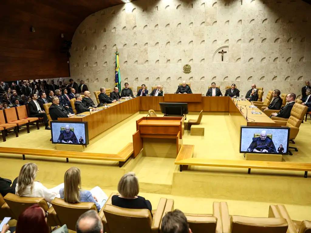 O **Supremo Tribunal Federal (STF)** está prestes a tomar uma decisão crucial que pode impactar significativamente as finanças das empresas: a obrigatoriedade de pagar contribuição sobre o **13º salário** referente ao **aviso-prévio**. Este tema é de extrema relevância para empregadores e empregados, pois envolve a interpretação de normas trabalhistas e tributárias que afetam diretamente o custo das rescisões contratuais. Mas, afinal, o que é o **aviso-prévio**? Trata-se de um período de notificação que deve ser respeitado quando uma das partes, seja o empregador ou o empregado, decide encerrar o contrato de trabalho. Durante esse tempo, o trabalhador pode ser dispensado de suas funções, mas ainda assim tem direito a receber o salário correspondente. É nesse contexto que surge a dúvida: deve-se incluir o valor do aviso-prévio na base de cálculo para a contribuição sobre o 13º salário? Para entender melhor, é importante esclarecer o que é o **13º salário**. Instituído no Brasil em 1962, o 13º salário é uma gratificação natalina paga ao trabalhador no final do ano, correspondente a um doze avos da remuneração por mês trabalhado. Quando um empregado é dispensado, ele ainda tem direito a receber o 13º proporcional ao tempo trabalhado naquele ano, incluindo o período de aviso-prévio. A questão que o STF precisa decidir é se a contribuição previdenciária deve incidir sobre o valor do 13º salário calculado com base no aviso-prévio indenizado. O aviso-prévio indenizado ocorre quando o empregador opta por não exigir que o empregado cumpra o período de aviso, pagando-o integralmente. A dúvida surge porque, embora o aviso-prévio indenizado seja considerado para o cálculo de verbas rescisórias, há divergências sobre sua inclusão na base de cálculo para contribuições previdenciárias. Por que essa decisão é tão importante? Caso o STF decida que a contribuição deve ser paga, as empresas poderão enfrentar um aumento nos custos de rescisão, impactando seu planejamento financeiro. Por outro lado, se a decisão for contrária, as empresas poderão ter uma redução nos encargos trabalhistas, o que pode ser um alívio em tempos de desafios econômicos. Quais são os argumentos a favor e contra a cobrança da contribuição? Os defensores da cobrança argumentam que o aviso-prévio indenizado é uma extensão do contrato de trabalho e, portanto, deve ser tratado como qualquer outro salário para fins de contribuição. Já os opositores afirmam que, por não haver prestação de serviço durante o aviso-prévio indenizado, não deveria haver incidência de contribuição previdenciária. O impacto dessa decisão não se limita apenas às empresas. Os trabalhadores também podem ser afetados, pois a forma como as empresas gerenciam seus custos pode influenciar as políticas de contratação e demissão. Além disso, a decisão pode criar precedentes para outras discussões jurídicas envolvendo a interpretação de normas trabalhistas e tributárias. Em resumo, a decisão do STF sobre a contribuição sobre o 13º salário referente ao aviso-prévio é um tema complexo que envolve a análise de leis trabalhistas e previdenciárias. O resultado desse julgamento terá implicações significativas para o ambiente empresarial e para os trabalhadores, destacando a importância de uma interpretação clara e justa das normas vigentes.