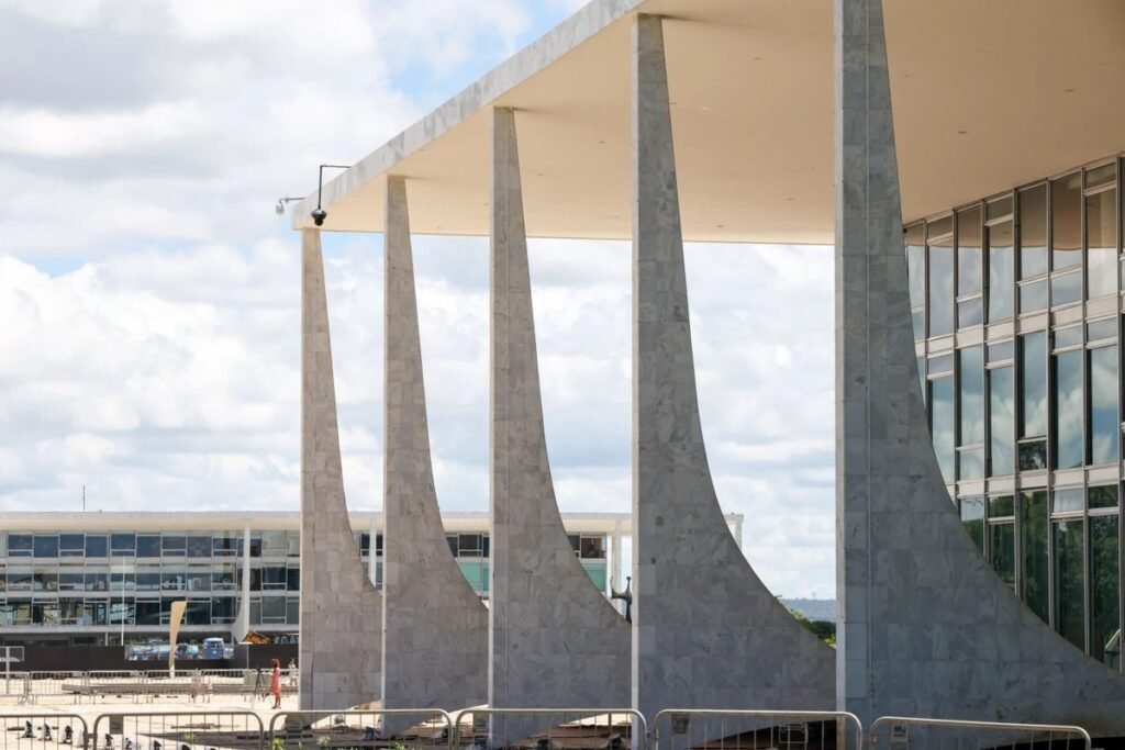 O **Supremo Tribunal Federal (STF)** tomou uma decisão crucial ao definir quais **verbas indenizatórias** e **auxílios** podem continuar sendo pagos a membros do **Judiciário** e do **Ministério Público**. Essa decisão surge em meio à necessidade de estabelecer limites para os chamados "penduricalhos", enquanto o **Congresso Nacional** ainda não aprovou uma legislação nacional sobre o tema. Mas, afinal, o que são esses penduricalhos e quais continuam permitidos? Os penduricalhos referem-se a benefícios adicionais que podem inflar a remuneração de servidores públicos além do salário base. Segundo a publicação, o STF estabeleceu uma regra de transição que autoriza apenas parcelas específicas, sujeitas a regras e, em alguns casos, a um teto de até **35% do subsídio**. Isso significa que, na prática, a remuneração total de um servidor pode chegar a cerca de **R$ 62,5 mil** no início da carreira e até **R$ 78,5 mil** no final, quando consideradas as verbas indenizatórias. Quais são as parcelas sujeitas ao limite de 35% do subsídio? De acordo com a decisão, os valores dessas parcelas deverão ser padronizados em uma resolução conjunta do **Conselho Nacional de Justiça (CNJ)** e do **Conselho Nacional do Ministério Público (CNMP)**. Essa padronização visa garantir que os pagamentos sejam feitos de forma uniforme e dentro dos limites estabelecidos. Quando essa nova regra entra em vigor? A decisão do STF começa a valer na folha de abril, com pagamento previsto para maio. Essa mudança é significativa, pois a estimativa do STF é de uma economia anual de **R$ 7,3 bilhões**. Essa economia é um passo importante para a gestão eficiente dos recursos públicos, especialmente em um cenário de restrições orçamentárias. E quanto aos servidores em geral? Para esses servidores, permanece o **Regime do Estatutário**, com os limites estabelecidos na lei vigente. Isso continuará até que o Congresso Nacional edite uma nova norma sobre o tema. No entanto, não há previsão de que isso ocorra em breve, especialmente devido ao ano eleitoral, que tende a atrasar discussões legislativas complexas. Por que é importante regular os penduricalhos? A regulação desses benefícios é essencial para garantir a transparência e a equidade na remuneração dos servidores públicos. Sem regras claras, há o risco de disparidades salariais e de uso inadequado dos recursos públicos. A decisão do STF é um passo importante para mitigar esses riscos enquanto se aguarda uma legislação mais abrangente por parte do Congresso. Em resumo, a decisão do STF sobre os penduricalhos estabelece limites claros para os benefícios adicionais pagos a membros do Judiciário e do Ministério Público. Com a implementação dessas regras, espera-se uma economia significativa para os cofres públicos, ao mesmo tempo em que se aguarda uma legislação nacional que trate do tema de forma definitiva.