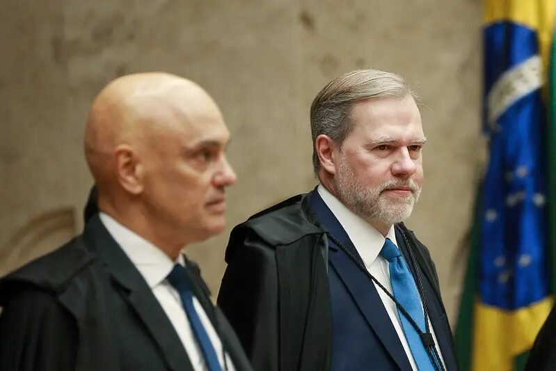 Por que o STF decidiu encerrar a CPMI do INSS? O STF decidiu encerrar a CPMI do INSS por 8 votos a 2, alegando que as investigações não podem ser infinitas e precisam ter objeto definido e condutas individualizadas. Quais foram os votos divergentes na decisão do STF? Luiz Fux e André Mendonça foram os únicos ministros que votaram a favor da continuidade da CPMI do INSS. Qual foi a reação da esquerda ao encerramento da CPMI? A esquerda celebrou o encerramento da CPMI do INSS, visto como uma vitória política e uma forma de blindar investigados próximos ao governo. Quem são alguns dos investigados mencionados na CPMI do INSS? Entre os investigados estão Fábio Luís Lula da Silva, filho de Lula, e Roberta Luchsinger, amiga do ex-presidente. Por que a decisão do STF é considerada incoerente? A decisão é vista como incoerente porque, em 2022, o ministro Barroso defendeu a investigação parlamentar como um direito da minoria, mas agora o discurso parece ter mudado. Qual é o impacto do encerramento da CPMI para os aposentados? Para os aposentados, o encerramento da CPMI representa uma mensagem desanimadora de falta de interesse em esclarecer questões que os afetam diretamente. Como o governo de Lula influenciou a CPMI do INSS? Desde o início, o governo de Lula não priorizou o avanço das investigações, e aliados trabalharam para esvaziar a CPMI. Qual é a crítica em relação ao "Inquérito das Fake News"? A crítica é que o "Inquérito das Fake News" conduzido pelo STF segue sem prazo claro e com contornos amplos, diferente do tratamento dado à CPMI do INSS. O que a decisão do STF representa para os brasileiros? A decisão representa a sensação de que a verdade foi interrompida e que interesses políticos prevaleceram sobre a busca por justiça. Quem é Nikolas Ferreira e qual é sua relevância no contexto? Nikolas Ferreira é um político influente, formado em Direito, e autor de best-sellers. Em 2023, foi classificado como o político mais influente nas redes sociais. Qual é a opinião de Nikolas Ferreira sobre o encerramento da CPMI? Nikolas Ferreira critica o encerramento da CPMI, considerando-o um episódio revoltante e um sinal de impunidade no cenário político. Como a decisão do STF afeta a confiança nas instituições? A decisão abala a confiança nas instituições, pois sugere que interesses políticos podem interferir na busca por justiça e verdade. Até quando a normalização dessas decisões será aceita? A questão que fica é até quando a sociedade aceitará a normalização de decisões que parecem proteger interesses políticos em detrimento da verdade. Qual é a importância de investigações parlamentares? Investigações parlamentares são essenciais para garantir transparência e responsabilização, especialmente em casos que afetam milhões de cidadãos. Como a população pode reagir a essa decisão? A população pode pressionar por maior transparência e responsabilização, exigindo que investigações sejam conduzidas de forma justa e imparcial.