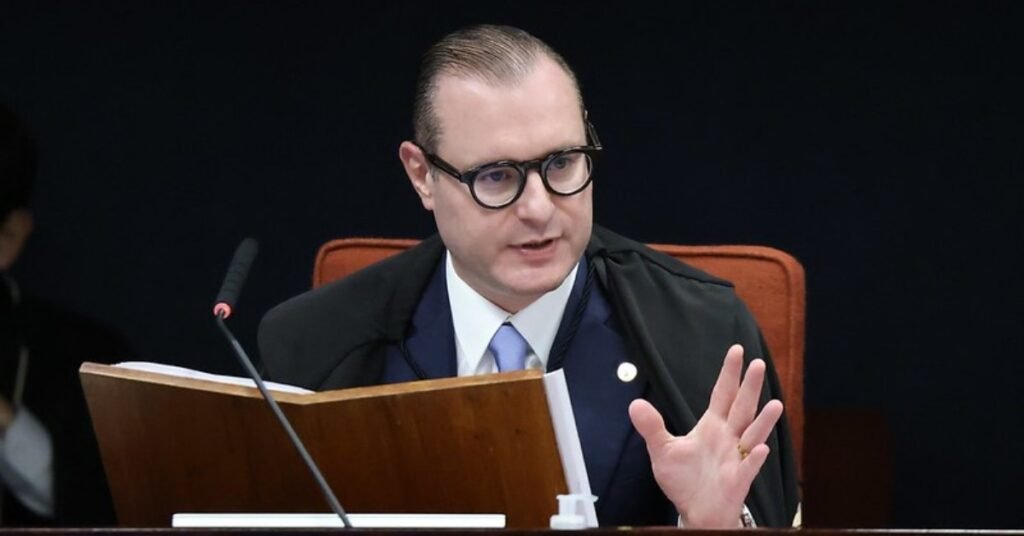 Por que o governo de SP indenizará José Aparecido Alves Filho? O governo de SP indenizará José Aparecido Alves Filho por sua prisão injusta por latrocínio. Ele foi detido por sete anos com base no depoimento de um réu que depois voltou atrás. Qual foi a decisão do STF sobre o caso? A 1ª Turma do STF decidiu que o governo de SP deve pagar R$ 440,6 mil a José Aparecido como reparação por danos morais e materiais devido à prisão injusta. Quem foi o ministro responsável pelo voto no STF? O ministro Cristiano Zanin foi responsável pelo voto que determinou a indenização a José Aparecido, destacando as violações aos direitos constitucionais no processo. Quais direitos constitucionais foram violados no caso? Os direitos ao contraditório e à ampla defesa foram violados, segundo o ministro Zanin, o que levou à prisão injusta de José Aparecido. Qual foi a sentença inicial de José Aparecido? José Aparecido foi inicialmente sentenciado a 21 anos de prisão pela morte de José Henrique Vettori, mas a pena foi anulada pelo STF em 2021. Como ocorreu o crime que levou à prisão de José Aparecido? O crime ocorreu em março de 2014, quando José Henrique Vettori foi morto durante um assalto ao chegar à sua propriedade em Tuiuti, SP. Quem incriminou José Aparecido e por quê? O mecânico Evandro Matias Cruz incriminou José Aparecido, alegando que ele era cúmplice no latrocínio, mas depois afirmou ter sido coagido a fazê-lo. Qual foi a fundamentação do STF para a indenização? O STF baseou-se na responsabilidade objetiva do Estado e na Convenção Interamericana de Direitos Humanos, que garante indenização por erro judiciário. O que estabelece o artigo 10º da Convenção Interamericana de Direitos Humanos? O artigo 10º estabelece que toda pessoa tem direito a indenização conforme a lei, em caso de condenação por erro judiciário. Qual a importância da decisão do STF para o sistema judiciário? A decisão reforça a importância de garantir os direitos constitucionais e a responsabilidade do Estado em casos de erro judiciário. Como a decisão do STF pode impactar futuros casos de erro judiciário? A decisão pode servir de precedente para garantir indenizações em casos semelhantes, reforçando a proteção dos direitos humanos. Qual é a responsabilidade do Estado em casos de prisão injusta? O Estado tem responsabilidade objetiva em indenizar vítimas de prisão injusta, conforme jurisprudência do STF e tratados internacionais. Por que é importante garantir o devido processo legal? Garantir o devido processo legal é essencial para evitar injustiças e proteger os direitos fundamentais dos cidadãos. Como a decisão do STF pode influenciar a confiança no sistema judiciário? A decisão pode aumentar a confiança no sistema judiciário ao mostrar que erros são reconhecidos e corrigidos, garantindo justiça às vítimas. Quais são as consequências para o governo de SP após a decisão do STF? O governo de SP deve arcar com a indenização, o que pode levar a uma revisão de procedimentos para evitar futuros erros judiciais. Como a sociedade pode se beneficiar de decisões como essa? Decisões como essa promovem a justiça e a proteção dos direitos humanos, incentivando um sistema judiciário mais justo e transparente. Qual é o papel do STF na proteção dos direitos constitucionais? O STF tem o papel de garantir que os direitos constitucionais sejam respeitados, corrigindo injustiças e assegurando a aplicação correta da lei. Como a decisão do STF reflete na imagem do Brasil internacionalmente? A decisão demonstra o compromisso do Brasil com os direitos humanos e a justiça, melhorando sua imagem internacionalmente. Quais lições podem ser aprendidas com o caso de José Aparecido? O caso destaca a importância de um sistema judiciário justo e a necessidade de proteger os direitos individuais contra erros e abusos. Como evitar futuros casos de prisão injusta? Para evitar futuros casos, é crucial garantir o devido processo legal, treinar adequadamente as autoridades e revisar procedimentos judiciais.