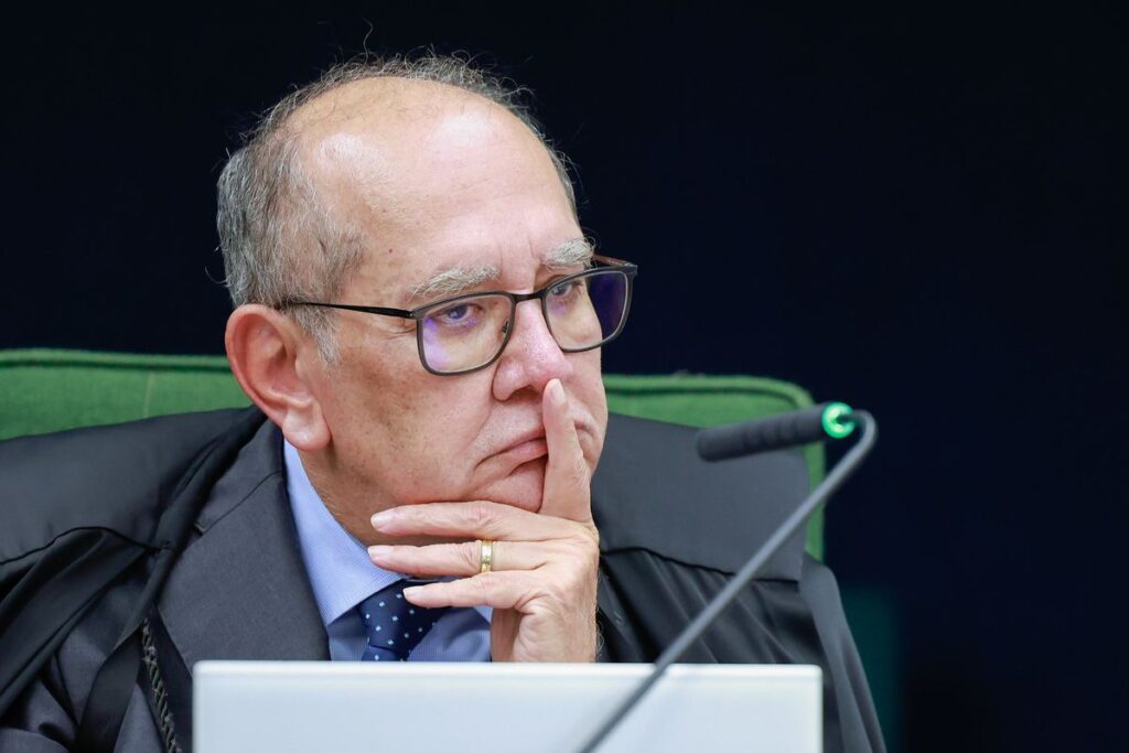 O Supremo Tribunal Federal (STF) decidiu manter a **prisão de Vorcaro**, em um julgamento que trouxe à tona críticas e recados entre os ministros. O ministro **Gilmar Mendes** foi um dos que se manifestaram de forma contundente, defendendo a manutenção da prisão e aproveitando a ocasião para criticar o colega André Mendonça, relator do caso Master. Segundo a publicação da Gazeta do Povo, Mendes utilizou seu voto para alertar sobre os perigos do "messianismo" no Judiciário, fazendo uma comparação com os excessos observados durante a operação Lava Jato. No segundo parágrafo, é importante destacar que o voto de Gilmar Mendes não apenas reafirmou a decisão de manter Vorcaro preso, mas também serviu como uma plataforma para discutir questões mais amplas sobre a atuação do Judiciário. Segundo o site, Mendes fez referência à operação **Lava Jato** para ilustrar os riscos de um comportamento judicial que ele considera excessivamente zeloso e messiânico. Ele argumentou que, assim como na Lava Jato, é crucial que o Judiciário mantenha um equilíbrio e evite decisões que possam ser vistas como arbitrárias ou motivadas por um senso de missão pessoal, em vez de uma interpretação estrita da lei. Por fim, a decisão do STF e o discurso de Gilmar Mendes têm implicações significativas para o cenário jurídico brasileiro. A manutenção da prisão de Vorcaro, conforme relatado pela Gazeta do Povo, não é apenas uma questão isolada, mas parte de um debate maior sobre o papel do Judiciário e a necessidade de evitar excessos que possam comprometer a imparcialidade e a justiça. As críticas de Mendes a André Mendonça ressaltam a importância de um Judiciário que atua com base na legalidade e na moderação, evitando os erros do passado que, segundo ele, foram evidentes durante a operação Lava Jato.