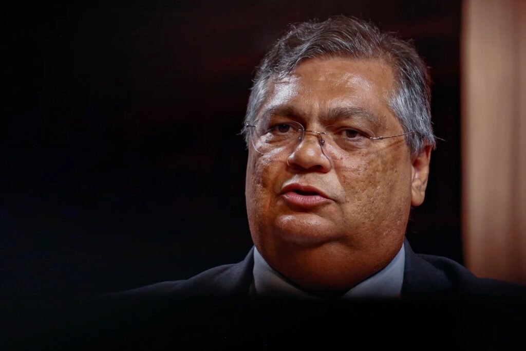 O **Supremo Tribunal Federal (STF)** decidiu que o "auxílio-peru", um benefício natalino concedido a juízes e promotores, é inconstitucional. Esta decisão faz parte de uma regra de transição que limita os chamados "penduricalhos" a 35% do teto constitucional, atualmente fixado em R$ 46.366,19, que é o subsídio dos ministros do STF. Mas o que exatamente é o "auxílio-peru" e por que ele foi proibido? O "auxílio-peru", também conhecido como **vale-peru** ou **auxílio natalino**, refere-se a pagamentos extraordinários concedidos no final do ano a integrantes do Judiciário e do Ministério Público. Segundo a publicação, o relator, ministro Flávio Dino, afirmou que essas denominações revelam um desvirtuamento das indenizações e afrontam o decoro da função pública. Além do "auxílio-peru", benefícios similares, como o "auxílio-panetone", também foram alvo do STF. Quais são os impactos dessa decisão para os magistrados? De acordo com a decisão da Corte, magistrados em início de carreira poderão receber, no máximo, R$ 62.594,35, considerando adicional de tempo de serviço. Já no topo da carreira, a remuneração pode chegar a R$ 78.528, incluindo verbas indenizatórias autorizadas. Essa regra começa a valer na folha de abril, referente ao pagamento de maio de 2026. E quanto aos servidores em geral? Para eles, o regime estatutário permanece com os limites legais até que o Congresso Nacional edite uma nova norma sobre o tema. No entanto, não há previsão para que isso ocorra em ano eleitoral. A decisão do STF estima que a aplicação da nova regra poderá gerar uma economia de cerca de R$ 7,3 bilhões ao ano, com base nas médias de 2025. O salário dos ministros do Supremo será alterado? Não, o salário dos ministros do Supremo não será alterado. Com a decisão, os magistrados e membros do Ministério Público terão suas remunerações ajustadas dentro do limite constitucional, o que deve reduzir supersalários e uniformizar os pagamentos de auxílios e verbas indenizatórias. Qual é a importância dessa medida? Para magistrados de carreira longa, a remuneração máxima agora ficará abaixo da média atual de R$ 95 mil mensais, reforçando a necessidade de controle sobre os gastos públicos. Segundo o STF, a medida tem caráter estrutural e será monitorada sob a relatoria do ministro Flávio Dino, com vigência a partir do mês-base abril de 2026, referentes ao pagamento de maio. Em resumo, a decisão do STF de proibir o "auxílio-peru" e limitar os penduricalhos é um passo significativo para uniformizar as remunerações no Judiciário e no Ministério Público, além de promover uma economia substancial aos cofres públicos. Essa medida reflete um esforço para garantir que os pagamentos estejam alinhados com o decoro da função pública e dentro dos limites constitucionais.