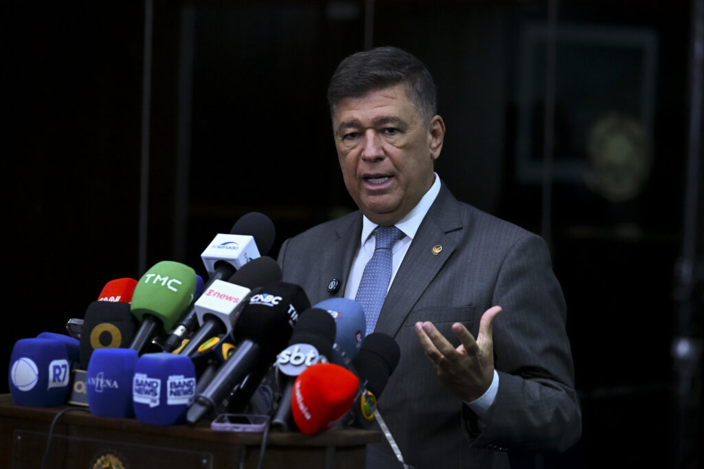 No contexto recente de investigações e processos judiciais no Brasil, a **CPI** (Comissão Parlamentar de Inquérito) estabeleceu um prazo de dois dias úteis para que o **Supremo Tribunal Federal (STF)** esclarecesse a titularidade de um número de telefone contatado por **Daniel Vorcaro** no dia de sua prisão. Este número, conforme mencionado em um ofício, pertence ao ministro **Alexandre de Moraes**. No entanto, até o momento, o STF não forneceu uma resposta oficial sobre o assunto, gerando questionamentos e especulações. Por que a CPI está interessada no número contatado por Daniel Vorcaro? A CPI tem o papel de investigar possíveis irregularidades e, neste caso, busca entender a natureza do contato feito por Vorcaro com um número associado a uma figura de alta relevância no judiciário brasileiro. O fato de o número pertencer ao ministro Alexandre de Moraes levanta questões sobre a comunicação entre Vorcaro e membros do STF, especialmente no contexto de sua prisão. Qual é a importância de Alexandre de Moraes neste contexto? Alexandre de Moraes é um dos ministros do STF, a mais alta corte do Brasil, e tem um papel significativo em decisões judiciais de grande impacto. Sua ligação com o número contatado por Vorcaro pode ter implicações importantes para a investigação em curso, uma vez que pode indicar uma comunicação direta entre o investigado e um membro do judiciário. O que acontece se o STF não responder ao pedido da CPI? A ausência de resposta do STF pode ser interpretada de várias maneiras, desde uma simples questão de procedimentos internos até uma possível tentativa de proteger informações sensíveis. A falta de clareza pode levar a um aumento da pressão pública e política sobre o tribunal para que forneça uma explicação. Além disso, a CPI pode buscar outras medidas para obter as informações desejadas, como acionar outros membros do judiciário. Por que o senador **Jorge Viana** quer acionar o ministro **Edson Fachin**? Diante do silêncio do STF, o senador Jorge Viana expressou a intenção de acionar o ministro Edson Fachin. Fachin, também membro do STF, pode ser visto como uma figura que poderia intervir ou facilitar a obtenção de uma resposta. A ação de Viana sugere uma tentativa de buscar transparência e responsabilização dentro do próprio sistema judiciário. Quais são as possíveis consequências deste impasse? A situação pode ter várias consequências, tanto para o andamento das investigações quanto para a percepção pública do STF. A falta de resposta pode ser vista como uma falha de transparência, afetando a confiança pública na instituição. Por outro lado, uma resposta clara e direta poderia ajudar a esclarecer os fatos e fortalecer a credibilidade do tribunal. Em resumo, o silêncio do STF sobre o número contatado por Daniel Vorcaro levanta questões importantes sobre transparência e comunicação dentro do sistema judiciário brasileiro. A busca por respostas, liderada por figuras como o senador Jorge Viana, destaca a importância de um judiciário transparente e responsável. A evolução deste caso será crucial para determinar o impacto sobre as investigações em curso e a confiança pública nas instituições judiciais do Brasil.