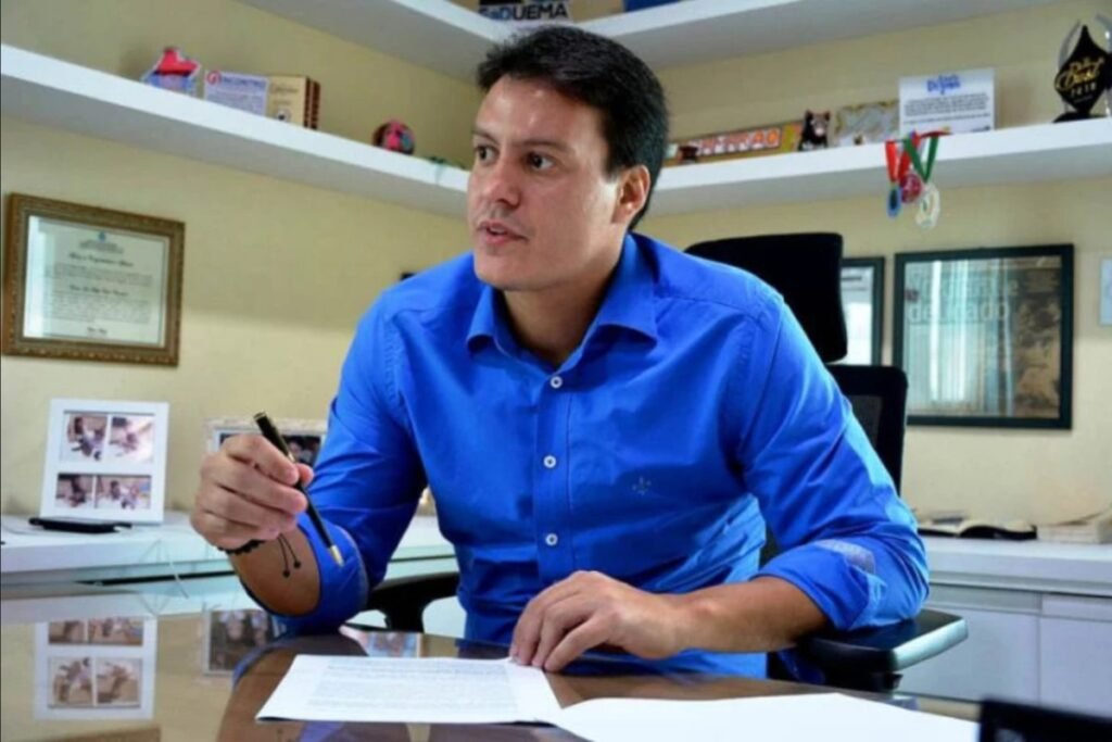 O que levou o STJ a suspender o pedido de afastamento do vice-governador do Maranhão? O STJ suspendeu o pedido devido a indícios de ilegalidade no processo, apontados pelo ministro Og Fernandes. A decisão destacou a falta de elementos concretos que justificassem a ausência de oitiva prévia de Felipe Camarão. Quais foram os argumentos do Ministério Público para o afastamento? O Ministério Público alegou que o prévio conhecimento do processo por Camarão poderia frustrar a tutela cautelar. No entanto, o STJ considerou essas alegações genéricas e sem fatos específicos. Por que o ministro Og Fernandes considerou os argumentos do MP insuficientes? Og Fernandes apontou que os argumentos eram genéricos e abstratos, sem indicar riscos iminentes e irreversíveis à investigação, o que não justificava a dispensa do contraditório. Qual foi a posição inicial do TJ-MA sobre o caso? O TJ-MA inicialmente determinou a oitiva prévia de Camarão, mas depois suspendeu a medida aguardando julgamento colegiado, o que foi considerado incoerente pelo STJ. Qual é a importância do princípio do contraditório nesse caso? O princípio do contraditório assegura ao investigado o direito de se manifestar antes de qualquer medida cautelar, garantindo um processo justo e transparente. Quais são as acusações contra Felipe Camarão? Camarão é acusado de participar de um esquema de movimentações financeiras atípicas, incompatíveis com sua renda declarada, envolvendo R$ 6,3 milhões. Como Felipe Camarão reagiu às acusações? Camarão afirmou ser alvo de uma "campanha jurídico-midiática" pelo governo do estado, em meio à disputa eleitoral e ao projeto de sucessão do cargo pelo governador Carlos Brandão. Qual é o impacto político dessa decisão do STJ? A decisão do STJ pode influenciar o cenário político no Maranhão, especialmente em um ano eleitoral, ao manter Camarão no cargo e questionar a condução do processo pelo TJ-MA. O que a retirada do sigilo do processo significa para o caso? A retirada do sigilo aumenta a transparência do processo, permitindo que as informações sejam acessíveis e o caso seja acompanhado pela sociedade e pela imprensa. Quais são os próximos passos após a decisão do STJ? O STJ requisitou informações ao TJ-MA e a análise do pedido de afastamento está suspensa. O caso continuará sendo acompanhado para verificar novos desdobramentos. Como essa decisão pode afetar a imagem do governo do Maranhão? A decisão pode gerar questionamentos sobre a condução do processo pelo governo e influenciar a percepção pública sobre a integridade e transparência das ações governamentais. Qual é o papel do STJ em casos como este? O STJ atua como instância superior para garantir que os processos sejam conduzidos de forma legal e justa, corrigindo possíveis irregularidades em decisões de tribunais estaduais. Como a sociedade pode acompanhar o desenrolar desse caso? A sociedade pode acompanhar o caso por meio de notícias veiculadas na imprensa, que agora tem acesso ao processo após a retirada do sigilo, garantindo maior transparência.