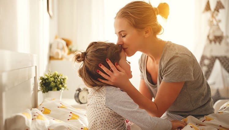 A **mãe** é o porto seguro de seus filhos, uma presença constante que oferece amor incondicional e proteção. Mesmo quando não estão fisicamente presentes, as mães continuam a olhar por seus filhos de onde quer que estejam. Este vínculo especial entre mãe e filho é um dos mais fortes e duradouros que existem, começando desde o momento do nascimento e se estendendo por toda a vida. A relação entre mãe e filho é construída sobre uma base de amor e cuidado. Desde o nascimento, a mãe é a principal fonte de conforto e segurança para o bebê. Este laço é reforçado ao longo dos anos através de experiências compartilhadas, apoio emocional e orientação. A presença de uma mãe é muitas vezes associada a sentimentos de segurança e bem-estar, tornando-se um refúgio em tempos de dificuldade. A perda de uma mãe é considerada uma das experiências mais dolorosas que alguém pode enfrentar. A ausência física de uma mãe deixa um vazio que é difícil de preencher. No entanto, o amor e as lições que ela deixou continuam a influenciar a vida de seus filhos. Mesmo após a partida, as mães continuam a viver nas memórias, nos ensinamentos e nos valores que transmitiram. O vínculo entre mãe e filho é tão profundo que transcende a presença física. Muitas pessoas relatam sentir a presença de suas mães mesmo após a morte, seja através de sonhos, lembranças ou momentos de intuição. Este sentimento de conexão contínua é uma fonte de conforto e força, lembrando os filhos de que suas mães ainda estão olhando por eles de onde quer que estejam. A maternidade é uma jornada de amor e sacrifício. As mães dedicam suas vidas a cuidar e proteger seus filhos, muitas vezes colocando as necessidades dos outros acima das suas próprias. Este altruísmo é uma das razões pelas quais o vínculo entre mãe e filho é tão forte. A dedicação e o amor incondicional de uma mãe criam uma base sólida sobre a qual seus filhos podem construir suas vidas. Além do apoio emocional, as mães também desempenham um papel crucial no desenvolvimento dos valores e da moral de seus filhos. Elas são as primeiras professoras, guiando seus filhos através dos desafios da vida e ajudando-os a se tornarem adultos responsáveis e compassivos. Os ensinamentos de uma mãe têm um impacto duradouro, moldando o caráter e as escolhas de seus filhos ao longo da vida. A influência de uma mãe não se limita apenas ao ambiente familiar. As mães também desempenham um papel vital na comunidade, muitas vezes atuando como líderes e modelos a seguir. Elas inspiram aqueles ao seu redor com sua força, resiliência e capacidade de amar incondicionalmente. A presença de uma mãe é uma força poderosa que pode unir famílias e comunidades, promovendo um senso de pertencimento e solidariedade. Em resumo, o vínculo entre mãe e filho é um dos mais profundos e significativos que existem. Mesmo quando uma mãe não está mais fisicamente presente, seu amor e influência continuam a guiar e proteger seus filhos. As mães são verdadeiramente eternas, olhando por seus filhos de onde quer que estejam, oferecendo amor e apoio incondicional ao longo de suas vidas. Este laço especial é um testemunho do poder do amor materno e da importância das mães em nossas vidas.