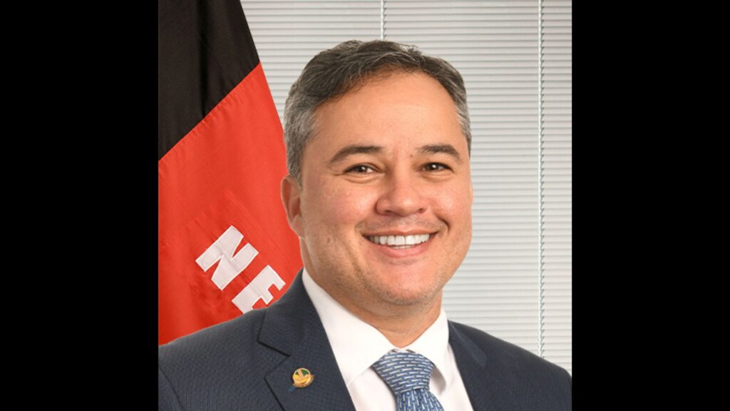 Um relatório do **Conselho de Controle de Atividades Financeiras (Coaf)** revelou que **Erik Janson Marinho**, segundo suplente do senador **Efraim Filho** (União Brasil-PB), quitou um boleto de R$ 51 mil em nome do parlamentar. Essa transação financeira chamou a atenção das autoridades devido ao contexto em que Marinho se encontra atualmente. Segundo a publicação, Marinho está sob investigação por suspeita de envolvimento em um esquema de **lavagem de dinheiro** desviado do **Instituto Nacional do Seguro Social (INSS)**. Além disso, ele está utilizando uma tornozeleira eletrônica, o que indica medidas restritivas impostas pela justiça enquanto as investigações prosseguem. O envolvimento de Marinho em atividades financeiras suspeitas levanta questões sobre a integridade das transações realizadas em nome de figuras públicas. Segundo o site, o pagamento do boleto em nome de Efraim Filho, que não é alvo das investigações, sugere uma possível ligação financeira entre o suplente e o senador. Essa situação destaca a importância de uma análise minuciosa das movimentações financeiras de pessoas próximas a políticos, especialmente quando estão sob investigação por crimes financeiros. O Coaf, responsável por monitorar atividades financeiras atípicas, desempenha um papel crucial na identificação de possíveis irregularidades que possam indicar crimes como a lavagem de dinheiro. A investigação em torno de Erik Janson Marinho é um exemplo de como as autoridades estão atentas a possíveis desvios de recursos públicos e à utilização de mecanismos financeiros para ocultar a origem ilícita de dinheiro. Segundo a publicação, o caso também ressalta a necessidade de transparência e responsabilidade nas relações financeiras entre políticos e seus suplentes ou assessores. À medida que as investigações avançam, espera-se que mais detalhes sejam revelados, contribuindo para um entendimento mais claro sobre a extensão das atividades suspeitas e suas implicações para o cenário político.