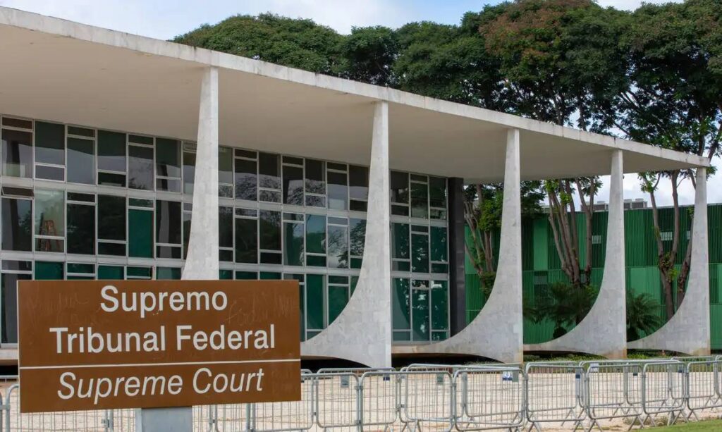 O **Supremo Tribunal Federal (STF)** em Brasília foi recentemente evacuado devido a uma **suspeita de vazamento de gás**. Este incidente gerou uma resposta imediata das equipes de emergência, que prontamente acionaram o alarme e iniciaram o protocolo de evacuação. Mas o que exatamente aconteceu e quais foram as medidas tomadas para garantir a segurança de todos? Quando o alarme foi acionado no prédio do STF, qual foi a primeira ação tomada? A primeira ação foi a evacuação imediata do edifício. Os **brigadistas**, treinados para lidar com situações de emergência, rapidamente esvaziaram o local para garantir a segurança de todos os presentes. A evacuação é uma medida padrão em casos de suspeita de vazamento de gás, pois a inalação de gás pode ser perigosa e, em casos extremos, pode levar a explosões. Como os brigadistas determinaram que não havia mais risco? Após a evacuação, os brigadistas realizaram uma inspeção minuciosa no prédio. Utilizando equipamentos especializados, eles verificaram a presença de gás no ambiente. Após uma análise cuidadosa, foi descartado qualquer risco de vazamento, permitindo que os servidores retornassem ao trabalho com segurança. Houve algum ferido durante o incidente? Felizmente, não houve feridos. A rápida ação dos brigadistas e a cooperação dos servidores garantiram que todos saíssem do prédio de forma ordenada e segura. Este resultado positivo destaca a importância de ter protocolos de segurança bem estabelecidos e equipes treinadas para lidar com emergências. Por que é importante ter protocolos de segurança em locais como o STF? Em instituições de grande importância, como o **Supremo Tribunal Federal**, a segurança é uma prioridade máxima. Protocolos de segurança bem definidos garantem que, em caso de emergência, todos saibam exatamente o que fazer, minimizando riscos e protegendo vidas. Além disso, a presença de brigadistas treinados assegura que qualquer situação de perigo seja rapidamente identificada e controlada. O que pode causar um vazamento de gás em um edifício? Vazamentos de gás podem ser causados por diversos fatores, incluindo falhas em equipamentos, tubulações danificadas ou erros humanos. Em prédios grandes e complexos, como o do STF, a manutenção regular e inspeções frequentes são essenciais para prevenir tais incidentes. Como os servidores reagiram ao retorno ao trabalho? Após a confirmação de que não havia mais risco, os servidores retornaram ao trabalho. A evacuação foi conduzida de maneira eficiente, e a rápida resolução do incidente permitiu que as atividades fossem retomadas sem maiores interrupções. Este tipo de resposta rápida e eficaz é crucial para manter a confiança e a segurança no ambiente de trabalho. Este incidente no STF serve como um lembrete da importância da preparação e da prontidão em situações de emergência. A segurança de todos os ocupantes de um edifício deve ser sempre a prioridade, e a existência de protocolos claros e equipes treinadas é fundamental para garantir que qualquer ameaça potencial seja rapidamente neutralizada.