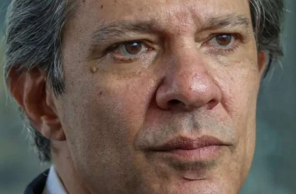 **Dario Durigan** foi confirmado como o novo comandante do **Ministério da Fazenda**, substituindo **Fernando Haddad**, que deixará oficialmente o cargo na próxima sexta-feira, dia 20. A confirmação foi feita pelo presidente **Lula** durante a 17ª Conferência Nacional, segundo a publicação do Jornal da Cidade Online. Essa mudança marca um momento significativo na política econômica do país, já que o Ministério da Fazenda desempenha um papel crucial na formulação e implementação das políticas econômicas do governo. A escolha de Dario Durigan para liderar o Ministério da Fazenda reflete a confiança do governo em sua capacidade de conduzir a economia brasileira em um momento desafiador. Segundo o site, Durigan traz consigo uma vasta experiência em gestão pública e uma visão estratégica que será essencial para enfrentar os desafios econômicos atuais. Sua nomeação ocorre em um contexto de expectativas quanto a reformas econômicas e ajustes fiscais que visam impulsionar o crescimento econômico e garantir a estabilidade financeira do país. Com a saída de Fernando Haddad, que teve um papel importante na condução das políticas econômicas nos últimos meses, a transição para Dario Durigan representa uma continuidade, mas também uma oportunidade para novas abordagens e estratégias. Segundo a publicação, espera-se que Durigan mantenha o foco em políticas que promovam o desenvolvimento sustentável e a inclusão social, alinhando-se com as diretrizes do governo Lula. Essa mudança no Ministério da Fazenda será observada de perto por analistas e investidores, que aguardam sinais claros sobre as futuras direções da política econômica brasileira.
