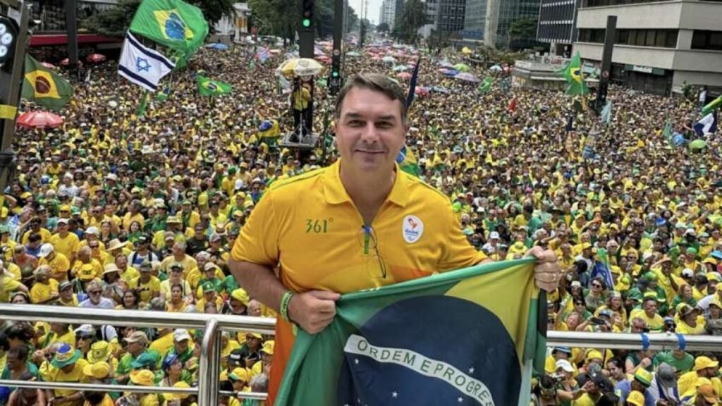 As **primeiras camisetas em apoio a Flávio Bolsonaro** começaram a surgir, refletindo um movimento crescente de apoio ao senador. Segundo o Jornal da Cidade Online, as pesquisas indicam um crescimento significativo de Flávio Bolsonaro em comparação ao ex-presidente Luiz Inácio Lula da Silva. Este aumento na popularidade se deve, em parte, às visitas que o senador tem realizado pelo país, onde tem conseguido atrair um número considerável de apoiadores. As camisetas, portanto, simbolizam não apenas um apoio político, mas também a consolidação de sua presença no cenário nacional. De acordo com a publicação, Flávio Bolsonaro tem se destacado por sua capacidade de mobilização e engajamento com o público. As visitas realizadas em diversas regiões do Brasil têm sido estratégicas para aumentar sua visibilidade e fortalecer sua base de apoio. O sucesso dessas visitas é evidenciado pelo entusiasmo dos participantes e pela crescente demanda por materiais de campanha, como as camisetas. Este fenômeno sugere que Flávio Bolsonaro está conseguindo captar a atenção de eleitores que buscam uma alternativa política, especialmente em um cenário polarizado como o atual. Além disso, o crescimento de Flávio Bolsonaro nas pesquisas pode ser interpretado como um reflexo das mudanças no cenário político brasileiro. A popularidade do senador indica uma possível reconfiguração das forças políticas no país, com novos atores ganhando destaque. As camisetas em apoio a Flávio Bolsonaro são, portanto, um símbolo dessa transformação e do desejo de parte do eleitorado por novas lideranças. Segundo o site, este movimento pode ter implicações significativas para as próximas eleições, à medida que Flávio Bolsonaro continua a expandir sua influência e consolidar sua posição como uma figura política de relevância nacional.