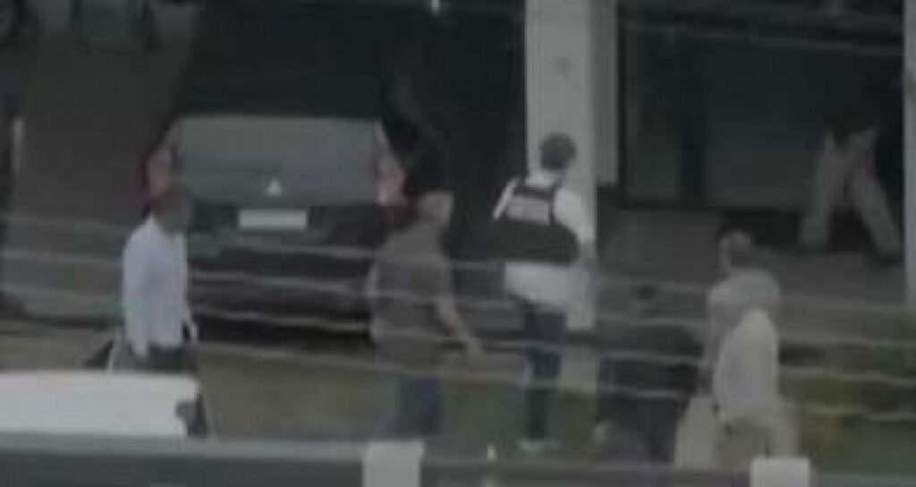 Por que Bolsonaro estava usando um colete ao chegar em casa? Bolsonaro foi visto usando um colete à prova de balas, indicando preocupações com sua segurança pessoal. A medida reflete o clima de tensão e a sensação de ameaça que ele e seus aliados sentem. Quais são as alegações de perseguição contra Bolsonaro? Alegações apontam para uma perseguição política e judicial contra Bolsonaro e seus aliados, com decisões judiciais controversas e disputas ideológicas intensas. O que aconteceu em 2022 que ainda gera controvérsia? Eventos de 2022, incluindo eleições e decisões políticas, continuam a ser pontos de discórdia, com acusações de manipulação e ocultação de informações. Como a perseguição a Bolsonaro é descrita? É descrita como cruel, absurda e desumana, com tentativas de silenciar e deslegitimar o ex-presidente e seus apoiadores. Quais são as consequências dessa perseguição? A perseguição pode levar a um aumento da polarização política e a um clima de instabilidade, além de ameaçar a segurança pessoal de Bolsonaro. Por que a verdade não vai morrer, segundo os apoiadores de Bolsonaro? Acredita-se que a verdade prevalecerá, apesar das tentativas de censura e manipulação, graças à documentação e divulgação de informações. Qual é o papel dos livros mencionados na divulgação da verdade? Os livros são vistos como uma ferramenta para disseminar informações e contrapor narrativas dominantes, alcançando um público amplo. Como a censura pode afetar a disponibilidade desses livros? A censura pode limitar o acesso a esses materiais, tornando-os menos disponíveis ao público e restringindo a circulação de ideias. Por que a segurança de Bolsonaro é uma preocupação constante? Devido a ameaças percebidas e ao clima político tenso, a segurança de Bolsonaro é uma prioridade para ele e seus apoiadores. Como as decisões judiciais são vistas pelos apoiadores de Bolsonaro? São vistas como controversas e parciais, alimentando a narrativa de perseguição e injustiça contra o ex-presidente. Qual é o impacto das disputas ideológicas na política brasileira? As disputas ideológicas intensificam a polarização, dificultando o diálogo e a cooperação entre diferentes grupos políticos. Como a perseguição afeta a imagem pública de Bolsonaro? A perseguição pode tanto reforçar o apoio de seus seguidores quanto aumentar a resistência de seus opositores, polarizando ainda mais a opinião pública. Por que a narrativa de perseguição é importante para os apoiadores de Bolsonaro? Ela fortalece a coesão entre seus seguidores e justifica ações de defesa e resistência contra o que consideram injustiças. Como a situação atual pode evoluir no futuro? A situação pode levar a um aumento da tensão política e social, com possíveis impactos nas próximas eleições e na estabilidade do país. O que os apoiadores de Bolsonaro esperam alcançar com a divulgação dos livros? Esperam informar o público, desafiar narrativas dominantes e mobilizar apoio em torno de suas causas e preocupações.