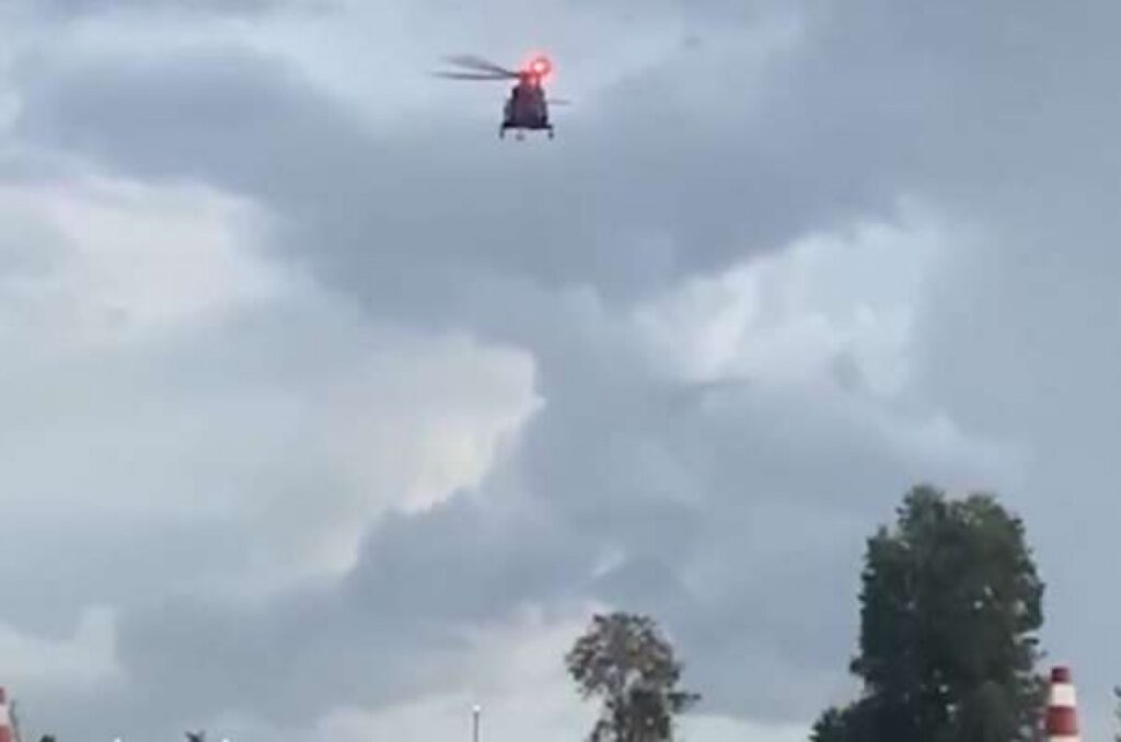 **Surgem imagens da transferência de Vorcaro para iniciar delação (veja o vídeo)**. A transferência de Daniel Vorcaro para a Superintendência da Polícia Federal foi marcada por cenas impressionantes, que mais parecem retiradas de um filme de ação. Segundo a publicação do Jornal da Cidade Online, o evento foi cercado por um forte esquema de segurança, refletindo a importância e a sensibilidade do momento. Vorcaro, figura central em um caso que promete abalar estruturas, foi escoltado por agentes fortemente armados, em um comboio que chamou a atenção de todos que presenciaram a cena. A expectativa em torno de sua delação é alta, com a possibilidade de revelações que podem impactar significativamente o cenário político e econômico. A delação de Daniel Vorcaro, segundo o site, é aguardada com grande expectativa, pois promete trazer à tona informações que podem deixar o "sistema" em colapso. A natureza das informações que Vorcaro pode fornecer ainda é mantida em sigilo, mas especula-se que envolvam figuras de destaque e esquemas complexos de corrupção. A velha mídia, conforme mencionado na fonte, parece estar em alerta, possivelmente devido ao potencial explosivo das revelações que estão por vir. A delação é vista como um ponto de virada, capaz de desencadear uma série de investigações e processos que podem reconfigurar o cenário atual. O impacto das revelações de Vorcaro pode ser profundo, atingindo diversas esferas do poder. A expectativa é que, ao iniciar a delação, informações cruciais sejam desvendadas, levando a uma série de desdobramentos legais e políticos. Segundo a publicação, o "sistema" pode enfrentar um colapso, à medida que as investigações avancem e novas evidências venham à tona. A transferência de Vorcaro, portanto, não é apenas um evento isolado, mas o início de um processo que pode redefinir o entendimento sobre corrupção e poder no país. A atenção agora se volta para os próximos passos e para as possíveis consequências das revelações que estão por vir.