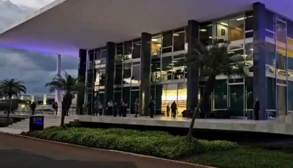 Imagens recentes mostram o **Supremo Tribunal Federal (STF)** sendo esvaziado rapidamente, gerando curiosidade e especulação sobre o motivo por trás dessa ação. O que poderia ter levado a tal medida drástica? A resposta para essa pergunta é crucial para entender o contexto atual do cenário político e jurídico no Brasil. O esvaziamento do STF, uma das instituições mais importantes do país, não é um evento comum e, portanto, desperta interesse e preocupação. O que exatamente aconteceu para que o tribunal fosse esvaziado de forma tão urgente? A segurança dos ministros e funcionários é sempre uma prioridade, mas o que poderia ter ameaçado essa segurança a ponto de justificar tal ação? Uma das hipóteses levantadas é a possibilidade de uma ameaça à segurança, que pode variar desde um alerta de bomba até protestos iminentes nas proximidades do tribunal. Em situações assim, a evacuação é uma medida preventiva para garantir a integridade física de todos os presentes. Mas será que foi esse o caso? Outra possibilidade é a ocorrência de um incidente interno, como um problema estrutural ou técnico que exigisse a evacuação imediata do prédio. Problemas como vazamentos de gás ou falhas elétricas podem representar riscos significativos e demandar uma resposta rápida. No entanto, sem informações oficiais, essas permanecem como especulações. O contexto político também não pode ser ignorado. O Brasil vive um momento de intensa polarização política, e o STF frequentemente se encontra no centro de decisões controversas. Poderia o esvaziamento estar relacionado a pressões políticas ou a um movimento estratégico dentro do cenário político atual? Essa é uma questão que muitos analistas consideram ao tentar entender o que ocorreu. Enquanto o motivo exato do esvaziamento não é oficialmente confirmado, é importante considerar o impacto de tal evento. Como isso afeta a percepção pública do STF? A confiança na segurança e na estabilidade das instituições pode ser abalada por eventos assim, especialmente se não forem bem explicados ao público. Além disso, o surgimento de camisetas de apoio ao pré-candidato à Presidência da República, **Flávio Bolsonaro**, mencionado na descrição, pode indicar um clima de campanha eleitoral já em ebulição. Como isso se relaciona com o esvaziamento do STF? Poderia haver uma conexão entre eventos políticos e a necessidade de evacuação do tribunal? Essas questões são fundamentais para entender o cenário atual e as possíveis repercussões futuras. O que se sabe é que a política brasileira está em um momento de grande tensão, e eventos como o esvaziamento do STF só aumentam a complexidade do cenário. Aguardamos por esclarecimentos oficiais que possam lançar luz sobre o ocorrido e ajudar a acalmar os ânimos. Em resumo, o esvaziamento do STF levanta muitas perguntas e poucas respostas concretas até o momento. A segurança, a política e a estabilidade institucional são temas centrais nesse contexto, e a busca por informações precisas continua. Enquanto isso, a atenção do público e dos analistas permanece voltada para os desdobramentos desse evento significativo.