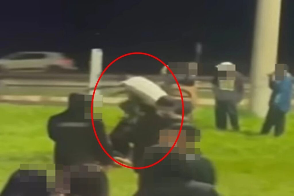 Um **jovem de 20 anos** foi brutalmente agredido e esfaqueado em uma distribuidora de bebidas localizada no **Itapoã**, no Distrito Federal. O caso chocou a comunidade local e levantou diversas questões sobre a segurança na região. A **Polícia Civil do Distrito Federal (PCDF)** está em busca dos suspeitos, que, segundo informações preliminares, não conheciam a vítima. Mas o que levou a esse ato de violência? E como a polícia está conduzindo as investigações? A agressão ocorreu em um ambiente que, à primeira vista, deveria ser seguro: uma distribuidora de bebidas. No entanto, o que deveria ser uma noite comum se transformou em um pesadelo para o jovem e sua família. Os **suspeitos**, que ainda não foram identificados, atacaram a vítima de forma inesperada e violenta. Mas por que alguém atacaria uma pessoa desconhecida? Essa é uma das principais perguntas que a investigação busca responder. A **PCDF** está utilizando todos os recursos disponíveis para identificar e localizar os agressores. Câmeras de segurança da região estão sendo analisadas na esperança de capturar imagens que possam levar aos suspeitos. Além disso, testemunhas estão sendo entrevistadas para fornecer mais detalhes sobre o ocorrido. A colaboração da comunidade é essencial nesse momento, pois qualquer informação pode ser crucial para a resolução do caso. A violência no **Itapoã** não é um problema isolado, mas o que pode ser feito para prevenir tais incidentes no futuro? A presença de policiamento ostensivo e a instalação de mais câmeras de segurança são algumas das medidas que podem ser adotadas para aumentar a segurança na região. Além disso, campanhas de conscientização sobre a importância de denunciar atividades suspeitas podem ajudar a prevenir novos casos de violência. Como a família do jovem está lidando com essa situação? O impacto emocional de um evento tão traumático é imenso, e o apoio psicológico é fundamental para a recuperação da vítima e de seus entes queridos. A comunidade também pode desempenhar um papel importante, oferecendo suporte e solidariedade à família afetada. O que a população pode fazer para ajudar na investigação? Além de fornecer informações à polícia, os moradores podem se unir para formar grupos de vigilância comunitária, que ajudam a monitorar atividades suspeitas e a manter a segurança local. A participação ativa da comunidade é um elemento chave na prevenção de crimes e na promoção de um ambiente mais seguro para todos. Em resumo, o caso do jovem agredido e esfaqueado no **Itapoã** levanta questões importantes sobre segurança pública e a necessidade de uma resposta rápida e eficaz das autoridades. A **PCDF** continua suas investigações, e a colaboração da comunidade é vital para que os responsáveis sejam identificados e levados à justiça. Enquanto isso, medidas preventivas devem ser consideradas para evitar que tragédias como essa se repitam.