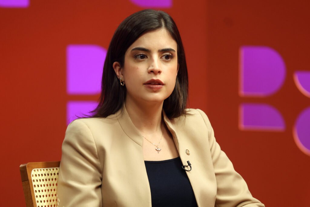 A deputada federal **Tabata Amaral** (PSB-SP) tomou uma ação significativa ao solicitar ao ministro **Flávio Dino**, do Supremo Tribunal Federal (**STF**), que intervenha em relação às emendas parlamentares destinadas a quatro empresas específicas. Este pedido inclui uma auditoria "especial e minuciosa" a ser realizada pelo **Tribunal de Contas da União (TCU)** e pela **Controladoria-Geral da União (CGU)**. O foco da investigação são as emendas que, segundo a publicação, estão ligadas a um filme sobre o ex-presidente **Jair Bolsonaro**. A preocupação da deputada é que os recursos públicos possam estar sendo utilizados de maneira inadequada, o que justifica a necessidade de uma análise detalhada e criteriosa por parte dos órgãos competentes. O pedido de Tabata Amaral ao STF destaca a importância de garantir a transparência e a correta aplicação dos recursos públicos. Segundo o site, as emendas parlamentares são frequentemente alvo de críticas devido à falta de fiscalização adequada, o que pode levar a desvios e má gestão dos fundos. Neste caso específico, a deputada busca assegurar que as verbas destinadas ao **Instituto Conhecer Brasil (ICB)** e outras três empresas sejam auditadas de forma rigorosa. A intenção é verificar se os valores estão sendo aplicados conforme o previsto e se há justificativa plausível para o financiamento de um projeto cultural que envolve a figura de Bolsonaro. A ação de Tabata Amaral ressalta a necessidade de um controle mais rigoroso sobre as emendas parlamentares, especialmente em um cenário político polarizado. A deputada, ao acionar o STF, busca não apenas a fiscalização das emendas, mas também reforçar a importância da responsabilidade na gestão dos recursos públicos. Segundo a publicação, a iniciativa visa garantir que o dinheiro dos contribuintes seja utilizado de maneira ética e transparente, evitando que interesses particulares se sobreponham ao interesse público. Este caso específico levanta questões sobre a relação entre política e cultura, e a necessidade de um debate mais amplo sobre o financiamento de projetos culturais com recursos públicos.