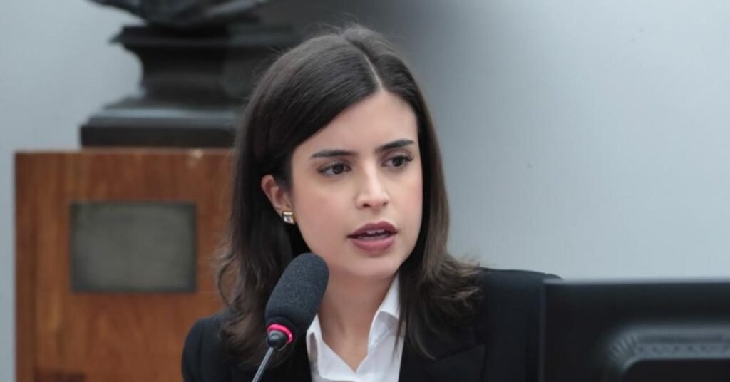 O que é o projeto de lei 1.424/2026 proposto por Tabata Amaral? O projeto visa definir critérios para caracterizar o antissemitismo no Brasil, orientando políticas públicas e assegurando segurança jurídica no enfrentamento dessa discriminação. Por que é importante definir o antissemitismo no Brasil? A definição formal ajuda a construir políticas públicas de memória, educação, prevenção do ódio e promoção dos direitos humanos, além de distinguir manifestações legítimas de incitação ao ódio. Como o projeto define o antissemitismo? É definido como uma percepção que se manifesta como ódio contra judeus, podendo se expressar por palavras, escritos, imagens ou ações contra pessoas, instituições e bens associados à comunidade judaica. O projeto aborda críticas ao Estado de Israel? Sim, ele diferencia críticas legítimas de manifestações antissemitas, afirmando que críticas a Israel semelhantes às feitas a outros países não são antissemitas. O projeto cria novos crimes? Não, o projeto não cria novos crimes. O antissemitismo já é considerado crime no Brasil, enquadrado como forma de racismo conforme jurisprudência do STF de 2003. Qual é o objetivo principal do projeto? Estabelecer parâmetros legais para orientar políticas públicas e a atuação estatal, sem alterar a legislação penal vigente, assegurando maior segurança jurídica. O projeto restringe a liberdade de expressão? Não, segundo Tabata Amaral, o intuito é distinguir manifestações legítimas do debate público daquelas que incitam ódio e promovem discriminação. Quem assinou a proposta inicialmente? A matéria inicial foi assinada por Tabata Amaral e outros 45 parlamentares. Houve retirada de assinaturas após a apresentação? Sim, os deputados Reginaldo Veras, Welter, Heloísa Helena e Vander Loubet retiraram suas assinaturas. Qual é o próximo passo para o projeto? A Mesa Diretora da Câmara determinará o rito de tramitação e em quais comissões a proposta será discutida. Como o projeto se alinha a parâmetros internacionais? A definição proposta está alinhada aos parâmetros internacionais adotados pela Aliança Internacional para a Memória do Holocausto. Por que a ausência de uma definição normativa clara é um problema? Sem uma definição clara, é difícil construir políticas eficazes de prevenção e enfrentamento ao antissemitismo, além de dificultar a atuação estatal. Como a proposta pode impactar políticas públicas? Ela pode orientar a criação de políticas de memória, educação e prevenção do ódio, promovendo os direitos humanos e a segurança jurídica. O que Tabata Amaral afirma sobre a proposta? Ela sustenta que a proposta é central para políticas públicas e não restringe o debate político ou a liberdade de expressão. Qual é a importância de distinguir manifestações legítimas de incitação ao ódio? Distinguir essas manifestações é crucial para proteger a liberdade de expressão enquanto se combate o discurso de ódio e a discriminação.