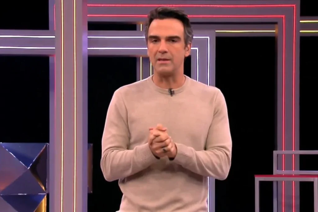 Na última segunda-feira (16), **Tadeu Schmidt**, apresentador do **Big Brother Brasil 26**, reuniu os participantes na sala da casa para fazer um comunicado importante. Segundo a publicação do TV Prime, o apresentador precisou intervir após um incidente inédito no programa, destacando que "isso nunca aconteceu" em edições anteriores. A intervenção de Tadeu foi marcada por um tom sério, refletindo a gravidade da situação que exigiu sua presença direta na casa. De acordo com o site, o motivo da bronca não foi especificado na publicação, mas a necessidade de um comunicado oficial sugere que o ocorrido teve um impacto significativo na dinâmica do programa. O apresentador, conhecido por seu estilo comunicativo e amigável, adotou uma postura mais rígida para enfatizar a importância do respeito às regras do jogo e à convivência entre os participantes. A intervenção de Tadeu Schmidt é um lembrete do compromisso do programa com a integridade e o respeito dentro da casa, valores que são fundamentais para a continuidade do reality show. O **Big Brother Brasil** é conhecido por suas situações inesperadas e pela convivência intensa entre os participantes, mas a intervenção direta do apresentador é um evento raro. Segundo a publicação, a presença de Tadeu na casa para dar uma bronca pessoalmente ressalta a seriedade do incidente. Este episódio destaca a importância de manter a ordem e o respeito no ambiente do reality, garantindo que todos os participantes tenham uma experiência justa e segura. A ação de Tadeu Schmidt reforça o papel do apresentador como mediador e garante que as normas do programa sejam seguidas rigorosamente.