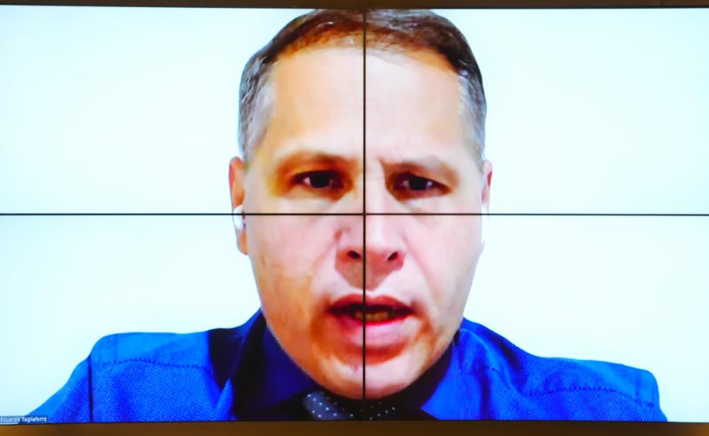 **Tagliaferro** foi representado em uma audiência por um defensor público que se recusou a fazer perguntas, conforme relatado pela Gazeta do Povo. A situação ocorreu após a defesa do ex-assessor do Tribunal Superior Eleitoral (TSE) protestar contra a intimação por edital, um método de convocação que, segundo a defesa, não foi adequado. A defesa já havia avisado previamente que Tagliaferro não compareceria à audiência, o que gerou um impasse sobre a representação legal e a condução do processo. De acordo com a publicação, a intimação por edital é uma forma de notificação pública utilizada quando não é possível localizar o réu por outros meios. No entanto, a defesa de Tagliaferro argumentou que essa medida foi inadequada no caso, pois não houve tentativas suficientes de contato direto antes da publicação do edital. A ausência de Tagliaferro na audiência levou à nomeação de um defensor público para representá-lo. Este defensor, no entanto, optou por não fazer perguntas durante a audiência, uma decisão que pode ter implicações significativas para a defesa do ex-assessor. A recusa do defensor público em participar ativamente da audiência levanta questões sobre o direito à defesa efetiva. Segundo especialistas, a atuação de um defensor público é crucial para garantir que os direitos do réu sejam respeitados, especialmente em casos onde o réu não está presente. A decisão de não fazer perguntas pode ser vista como uma forma de protesto ou como uma estratégia legal, mas também pode ser interpretada como uma falha na representação adequada de Tagliaferro. A situação destaca a importância de procedimentos judiciais claros e justos, bem como a necessidade de garantir que todos os envolvidos em um processo tenham acesso a uma defesa competente e ativa.