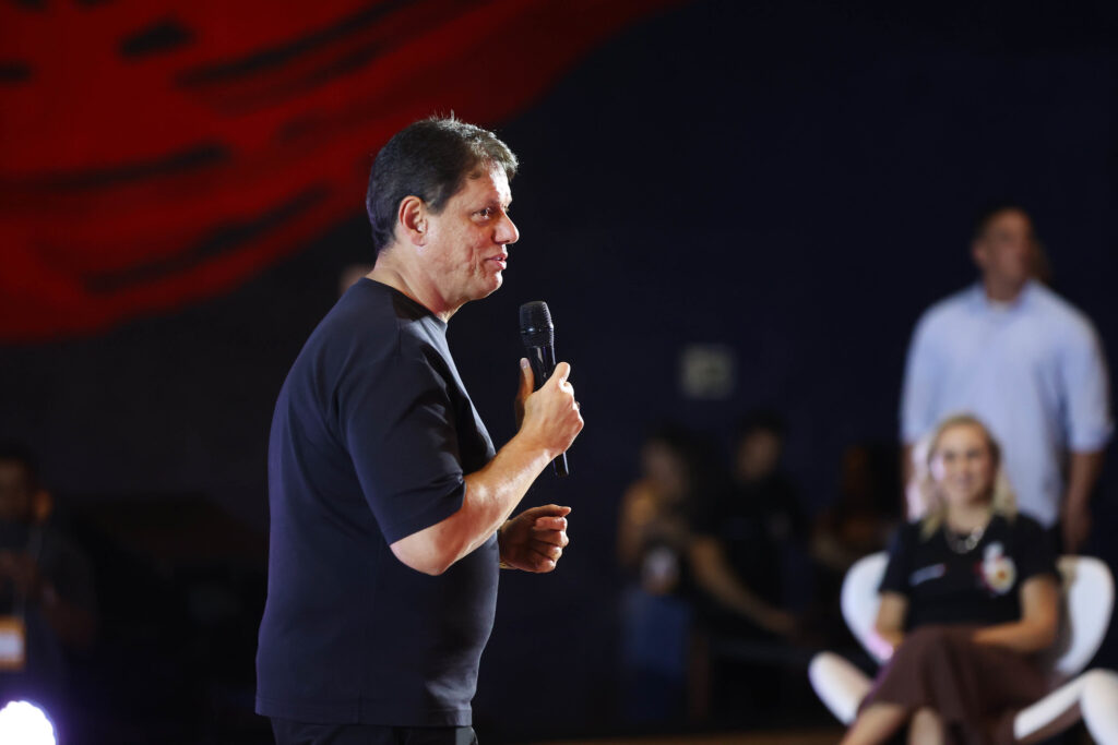 O governador de São Paulo, **Tarcísio de Freitas**, fez uma declaração contundente em resposta às críticas do presidente **Luiz Inácio Lula da Silva** sobre a gestão estadual. Durante uma cerimônia de entrega de 350 veículos às prefeituras, evento que também marcou os 58 anos do Fundo Social de São Paulo, Tarcísio destacou que "tem gente que só vive de politicagem". Mas o que motivou essa resposta do governador? A declaração de Tarcísio foi uma reação direta às afirmações de Lula, que sugeriu que os municípios paulistas estariam sendo mal atendidos pela administração estadual. Essa crítica gerou uma resposta imediata do governador, que defendeu a eficiência e o compromisso de sua gestão com os municípios do estado. Mas por que essa troca de farpas entre os dois líderes políticos? A tensão entre **Tarcísio de Freitas** e **Lula** reflete um cenário político mais amplo, onde diferentes visões de gestão e prioridades políticas se chocam. Enquanto Lula, do Partido dos Trabalhadores (PT), tem uma abordagem mais voltada para políticas sociais amplas, Tarcísio, dos Republicanos, foca em uma gestão que ele considera mais técnica e eficiente. Como essas diferenças impactam a administração pública? A administração de Tarcísio em São Paulo tem se concentrado em projetos de infraestrutura e parcerias com o setor privado, buscando melhorar a eficiência dos serviços públicos. A entrega dos 350 veículos às prefeituras é um exemplo dessa abordagem, visando melhorar a mobilidade e a capacidade operacional dos municípios. Mas será que essa estratégia é suficiente para atender às necessidades das cidades paulistas? Por outro lado, as críticas de Lula podem ser vistas como parte de uma estratégia política para fortalecer a presença do PT em São Paulo, um estado historicamente desafiador para o partido. Ao apontar falhas na gestão estadual, Lula busca mobilizar apoio para uma alternativa política que ele acredita ser mais alinhada com as necessidades sociais. Como essa disputa política afeta os cidadãos paulistas? Os cidadãos de São Paulo estão no centro dessa disputa, pois são eles que experimentam diretamente os efeitos das políticas estaduais e federais. A entrega dos veículos, por exemplo, pode melhorar serviços como saúde e segurança, mas a crítica de Lula sugere que há áreas negligenciadas que precisam de mais atenção. Como os eleitores podem avaliar essas diferentes abordagens? Para os eleitores, é importante considerar os resultados concretos das políticas implementadas. A eficiência na entrega de serviços públicos, a transparência na gestão dos recursos e o impacto social das ações governamentais são critérios fundamentais para avaliar a eficácia de uma administração. Como Tarcísio e Lula podem demonstrar que suas abordagens são as mais benéficas para São Paulo? Ambos os líderes têm a oportunidade de apresentar suas visões e resultados de forma clara para a população. Tarcísio pode destacar melhorias em infraestrutura e eficiência administrativa, enquanto Lula pode enfatizar a importância de políticas sociais abrangentes. Qual será o impacto dessas estratégias nas próximas eleições? A disputa entre Tarcísio de Freitas e Luiz Inácio Lula da Silva é um reflexo das complexas dinâmicas políticas do Brasil, onde diferentes visões de governança competem por apoio popular. Para os cidadãos, entender essas diferenças é crucial para tomar decisões informadas sobre o futuro político do estado e do país.