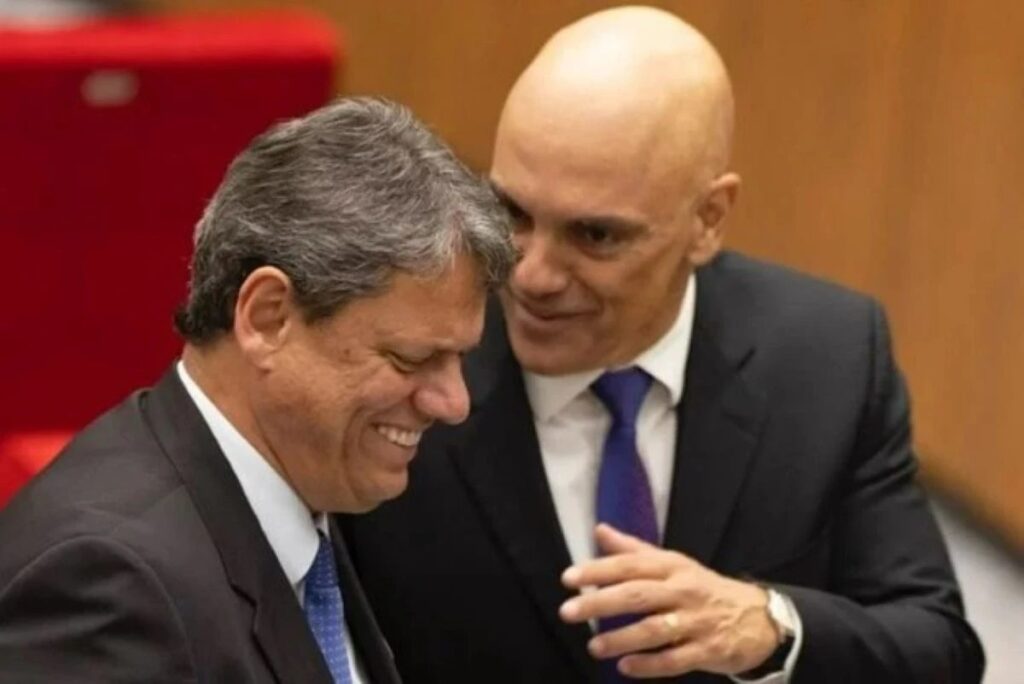 O governador de São Paulo, **Tarcísio de Freitas**, tem uma agenda marcada no Supremo Tribunal Federal (STF) para se reunir com o ministro **Alexandre de Moraes** e outros quatro ministros. As reuniões estão programadas para ocorrer ao longo da manhã e da tarde, conforme relatado pela publicação. Este encontro com Moraes acontece em um momento de grande expectativa em relação à possibilidade de concessão de prisão domiciliar ao ex-presidente **Jair Bolsonaro**. A presença de Tarcísio no STF destaca a importância das discussões em curso e o impacto potencial que essas decisões podem ter no cenário político brasileiro. Segundo o site, as reuniões de Tarcísio com os ministros do STF são parte de um esforço contínuo para dialogar sobre questões cruciais que afetam tanto o estado de São Paulo quanto o país como um todo. A escolha de se encontrar com Alexandre de Moraes é particularmente significativa, dado o papel proeminente do ministro em casos de grande repercussão nacional. Além disso, a expectativa em torno da situação de Bolsonaro adiciona uma camada extra de complexidade às discussões, sublinhando a importância de um diálogo aberto e construtivo entre líderes políticos e judiciais. Essas reuniões no STF são vistas como uma oportunidade para Tarcísio de Freitas fortalecer laços institucionais e buscar soluções colaborativas para desafios enfrentados pelo governo estadual e federal. Conforme a publicação, a agenda de Tarcísio no STF reflete um compromisso com a transparência e a busca por entendimentos comuns, especialmente em tempos de incerteza política. A interação com os ministros do STF pode proporcionar insights valiosos e contribuir para a formulação de estratégias eficazes que atendam aos interesses dos cidadãos e promovam a estabilidade política e social no Brasil.