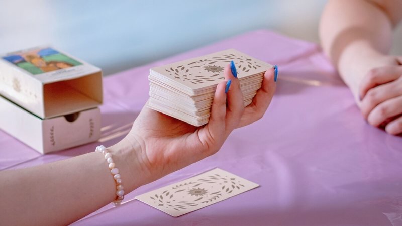 O que as cartas de tarot revelam para 26/03/2026? 🌟 As cartas indicam um dia de ação e decisões importantes. A energia estará em alta, favorecendo iniciativas e mudanças rápidas, mas é preciso cautela para não agir por impulso. Quais cartas destacam a energia do dia? "Cavaleiro de Paus" e "Rei de Paus" mostram impulso e liderança. "O Mago" destaca o poder de realização, enquanto "Os Enamorados" pedem escolhas alinhadas aos sentimentos. Como lidar com a insegurança e carência? A carta "5 de Ouros" sugere buscar apoio e evitar o isolamento. É importante manter a confiança e procurar suporte quando necessário. Qual é o papel da pausa e reflexão neste dia? A carta "4 de Espadas" indica que a quinta-feira pedirá descanso e recuperação emocional antes de agir. "O Enforcado" reforça a necessidade de observar antes de tomar decisões. O que esperar de novidades e encerramentos? "Pajem de Paus" traz entusiasmo e novas possibilidades. "10 de Espadas" sinaliza o fim de um ciclo, trazendo libertação e recomeço, apesar do desconforto. Como lidar com situações pouco claras? A carta "7 de Espadas" aconselha estratégia e discrição. Nem tudo precisa ser revelado imediatamente; é melhor agir com cautela. Qual é a importância do crescimento pessoal hoje? "A Imperatriz" destaca crescimento, autoestima e abundância. O dia favorece o cuidado pessoal e a valorização das conquistas.