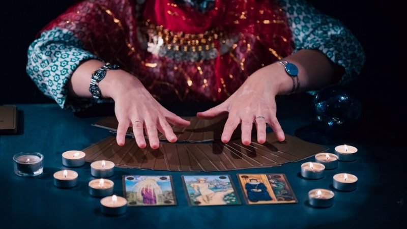 O que o tarot revela para o dia 28/03/2026? 🌟 As cartas indicam ajustes emocionais, recomeços e equilíbrio interno. Ansiedade e encerramentos são previstos, mas também oportunidades e crescimento. O dia pede calma e clareza nas ações. Como lidar com a ansiedade prevista pelo tarot? A carta “9 de Espadas” sugere que a preocupação pode ser exagerada. Mantenha a calma e evite pensamentos excessivos. Quais oportunidades o dia reserva? A carta “Pajem de Paus” traz novidades e entusiasmo. Ideias ou convites podem trazer boas energias, então explore novas possibilidades. O que significa a presença do “Rei de Ouros”? Estabilidade e segurança material. O dia é favorável para decisões práticas no trabalho e finanças. Confie na sua experiência. Como o tarot sugere lidar com responsabilidades? A carta “2 de Ouros” pede equilíbrio. Organize-se para lidar com várias demandas ao mesmo tempo, mantendo harmonia e paciência. Qual é o conselho da carta “A Temperança”? Ajuste situações com calma e evite excessos. A harmonia será essencial para o dia. O que esperar do encerramento de ciclos? A carta “10 de Espadas” indica desconforto, mas também libertação e recomeços. Algo chegará ao fim, abrindo espaço para o novo. Como o tarot orienta sobre crescimento pessoal? “A Imperatriz” sugere crescimento, autoestima e abundância. Conecte-se com seu poder pessoal e cuide de si mesmo. Quais desafios emocionais podem surgir? “A Lua” alerta para emoções intensas e dúvidas. Confie na intuição, mas busque clareza para evitar ilusões e inseguranças.