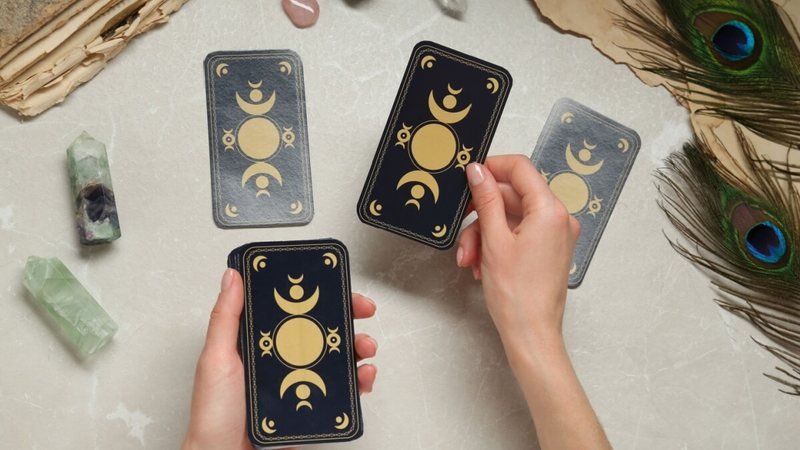 O que o tarot revela para o dia 29/03/2026? 🌟 O tarot indica um domingo de movimento e decisões importantes. A carta "O Carro" sugere avanço e conquistas, enquanto "A Torre" alerta para mudanças inesperadas. Como lidar com a sobrecarga neste domingo? A carta "10 de Paus" aponta responsabilidades excessivas. Avalie o que é essencial e busque equilíbrio. Quais surpresas emocionais podem surgir? O "Pajem de Copas" sugere que mensagens ou convites trarão leveza e boas surpresas emocionais. Por que é importante ter paciência hoje? "A Temperança" indica a necessidade de ajustar situações com calma. Evite excessos e confie no tempo. Como alcançar estabilidade e celebração? O "4 de Paus" favorece momentos de alegria e conquistas pessoais. Confie no seu poder de realização. Qual é o papel da liderança neste dia? "O Imperador" pede organização e decisões conscientes. Assuma o controle com postura firme. Por que o desapego é necessário? O "8 de Copas" mostra que deixar para trás o que não faz sentido emocionalmente é essencial para seguir em frente. Como evitar conflitos desnecessários? O "5 de Espadas" alerta para discussões desgastantes. Nem toda batalha vale a pena. Quais novidades podem surgir? O "Pajem de Paus" indica que algo novo trará energia e motivação. Esteja aberto a novas oportunidades. Como iniciar algo importante hoje? "O Mago" revela que você tem tudo o que precisa para começar. Aproveite o dia para agir com confiança.