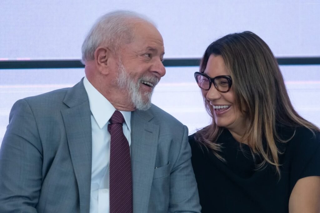 Por que o TCU está investigando a participação de Janja no desfile de 2026? O TCU investiga possíveis irregularidades no uso de recursos públicos pela Presidência no Carnaval do Rio de Janeiro, focando na participação de Janja, a primeira-dama, em um desfile na Marquês de Sapucaí. Quais são as suspeitas levantadas pelos deputados? Os deputados suspeitam do uso indevido da máquina pública, incluindo estrutura de cerimonial, articulação institucional e apoio logístico de servidores para organizar um carro alegórico. Quem protocolou a denúncia no TCU? A denúncia foi protocolada pelos deputados Adriana Ventura, Gilson Marques, Luiz Lima, Marcel van Hattem, Ricardo Salles e o senador Eduardo Girão, todos do Partido Novo. O que o TCU decidiu sobre o pedido de medida cautelar? O TCU reconheceu que o pedido de medida cautelar perdeu validade, pois o desfile já ocorreu. No entanto, decidiu continuar a análise do caso. Qual é o prazo dado pelo TCU para esclarecimentos? O TCU fixou um prazo de quinze dias para que a Casa Civil e a Secretaria de Comunicação Social da Presidência prestem esclarecimentos sobre o caso. Quais informações o TCU solicitou à Presidência? O TCU pediu a relação nominal de todos os servidores deslocados para o Rio de Janeiro entre 1º e 18 de fevereiro de 2026, além de um relatório financeiro detalhado dos custos. O que deve constar no relatório financeiro solicitado pelo TCU? O relatório deve discriminar gastos com diárias, passagens aéreas e terrestres, hospedagem e eventuais horas extras dos servidores envolvidos no evento. O TCU também investiga a participação de equipes do cerimonial? Sim, o TCU solicitou informações sobre a participação de equipes do cerimonial em atividades como envio de convites, controle de presença e apoio à confecção de fantasias. Há outra investigação relacionada a este caso? Sim, o processo foi anexado a outra investigação que apura possíveis repasses de recursos da Embratur à agremiação carnavalesca que homenageou Lula em 2026. Quem é o relator do caso no TCU? O ministro Augusto Nardes é o relator do caso no Tribunal de Contas da União. Qual é o impacto potencial dessa investigação para o governo? A investigação pode revelar irregularidades no uso de recursos públicos, afetando a imagem do governo e gerando repercussões políticas. Como essa investigação pode afetar a imagem da primeira-dama Janja? Se comprovadas irregularidades, a imagem de Janja pode ser prejudicada, levantando questões sobre seu papel e influência no governo. Quais são os próximos passos do TCU após receber os esclarecimentos? Após receber os esclarecimentos, o TCU analisará as informações para decidir sobre possíveis medidas ou sanções. O que pode acontecer se forem comprovadas irregularidades? Se comprovadas, o TCU pode recomendar sanções administrativas, ajustes nos procedimentos ou até mesmo ações judiciais. Como a sociedade pode acompanhar o desenrolar dessa investigação? A sociedade pode acompanhar o caso por meio de comunicados oficiais do TCU e cobertura da imprensa sobre os desdobramentos da investigação.