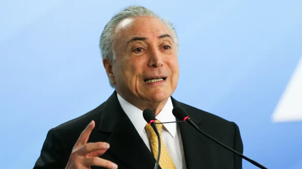 O ex-presidente **Michel Temer** afirmou que não pretende concorrer à presidência novamente e sugeriu que o atual presidente, **Luiz Inácio Lula da Silva**, deveria considerar fazer o mesmo. Segundo a publicação da Gazeta do Povo, Temer acredita que é hora de abrir espaço para novas lideranças políticas no Brasil, o que poderia ajudar a quebrar a atual polarização que domina o cenário político do país. Essa declaração vem em um momento em que o debate sobre a renovação política e a necessidade de novas vozes no governo ganha força entre analistas e eleitores. De acordo com a Gazeta do Povo, Temer destacou a importância de promover uma renovação no quadro político brasileiro, permitindo que novas ideias e perspectivas possam emergir. Ele argumenta que a continuidade de figuras políticas tradicionais no poder pode impedir o surgimento de soluções inovadoras para os desafios enfrentados pelo país. Além disso, Temer ressaltou que a polarização política, intensificada pela presença de líderes históricos como Lula, pode ser prejudicial para o desenvolvimento de um debate político mais construtivo e inclusivo. A sugestão de Temer para que Lula também se retire da corrida presidencial visa, portanto, fomentar um ambiente político mais equilibrado e aberto a novas propostas. A publicação enfatiza que a posição de Temer reflete uma preocupação crescente com a necessidade de superar a divisão política que tem caracterizado o Brasil nos últimos anos. A ideia de abrir espaço para novas lideranças é vista como um passo importante para revitalizar a democracia brasileira e promover um diálogo mais saudável entre diferentes setores da sociedade. Segundo a Gazeta do Povo, essa visão de renovação política pode ser essencial para enfrentar os desafios futuros do país, incentivando a participação de uma nova geração de políticos comprometidos com a construção de um Brasil mais unido e progressista.