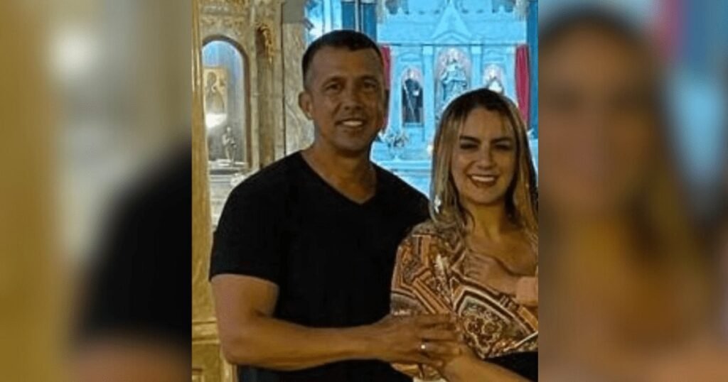Quem é o tenente-coronel Geraldo Leite Rosa Neto e qual sua relação com Gisele Alves Santana? Geraldo Leite Rosa Neto é um tenente-coronel suspeito de feminicídio contra sua esposa, Gisele Alves Santana, uma soldado da Polícia Militar encontrada morta em fevereiro. Como foi encontrada Gisele Alves Santana e qual era a suspeita inicial? Gisele foi encontrada morta com um tiro na cabeça em seu apartamento. Inicialmente, o caso foi tratado como suicídio. Por que a investigação mudou de rumo e passou a ser tratada como feminicídio? A investigação mudou após laudos periciais, depoimentos e evidências que afastaram a hipótese de suicídio, indicando feminicídio. Quais são as evidências que indicam feminicídio no caso de Gisele? Contradições do tenente-coronel, manipulação da cena do crime e sinais de violência anterior à morte são evidências de feminicídio. O que os laudos periciais revelaram sobre a morte de Gisele? Os laudos indicaram que o tiro foi dado com a arma encostada na cabeça, em trajetória incompatível com suicídio, e havia lesões no corpo. Quais lesões foram encontradas no corpo de Gisele e o que elas indicam? Lesões no rosto e pescoço, marcas de dedos e arranhões indicam que Gisele foi imobilizada antes de ser morta. Qual foi a justificativa do tenente-coronel para não comparecer ao velório de Gisele? Ele alegou que não compareceu ao velório para evitar contato com os pais de Gisele. Como era a relação do tenente-coronel com a filha de Gisele? Testemunhas relataram que ele não gostava da filha de Gisele e chegou a agredi-la. Qual a importância dos depoimentos das testemunhas para o caso? Os depoimentos reforçam a suspeita de feminicídio e indicam um histórico de violência familiar. O que levou à prisão preventiva do tenente-coronel? A prisão preventiva ocorreu devido às evidências de feminicídio e fraude processual. Quais são as acusações formais contra o tenente-coronel? Ele foi indiciado por feminicídio e fraude processual. Como a família de Gisele descreve a relação dela com o tenente-coronel? A família descreve a relação como conturbada, com indícios de violência e desentendimentos. Qual o papel do Ministério Público no caso? O MPSP apresentou denúncia com base em um conjunto consistente de elementos que afastam a hipótese de suicídio. O que a análise de dispositivos eletrônicos revelou sobre o caso? A análise forneceu evidências que contribuíram para a mudança de rumo na investigação. Como a sociedade tem reagido ao caso de Gisele? O caso gerou indignação e levantou debates sobre violência doméstica e feminicídio. Qual o impacto desse caso para a Polícia Militar? O caso trouxe à tona questões sobre violência doméstica dentro das forças de segurança. O que pode acontecer com o tenente-coronel se for condenado? Se condenado, ele pode enfrentar penas severas por feminicídio e fraude processual. Como o caso de Gisele contribui para a discussão sobre feminicídio no Brasil? O caso destaca a necessidade de combater a violência de gênero e proteger as vítimas. Quais medidas podem ser tomadas para prevenir casos semelhantes no futuro? Fortalecer políticas de proteção às vítimas e promover conscientização sobre violência doméstica são essenciais.