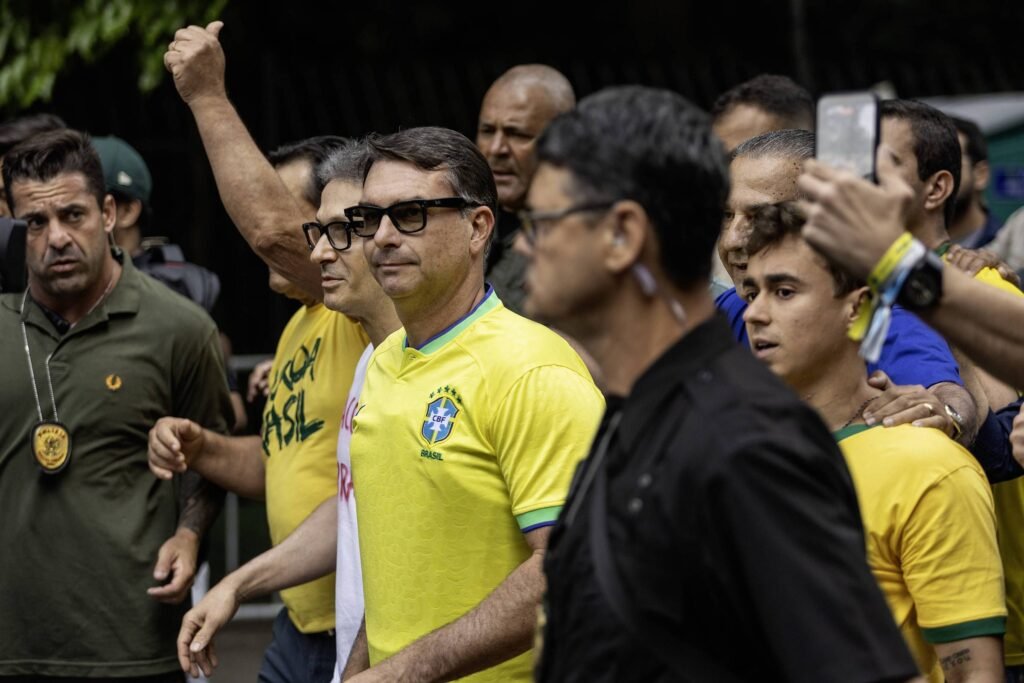 A recente movimentação política em torno da escolha do **vice-presidente** para a pré-campanha presidencial do senador **Flávio Bolsonaro** (PL-RJ) tem gerado debates e especulações. Com a decisão do governador do Paraná, **Ratinho Junior** (PSD), de cumprir seu mandato até o fim, os nomes da senadora **Tereza Cristina** (PP-MS) e do ex-governador de Minas Gerais, **Romeu Zema** (Novo), ganharam destaque como potenciais candidatos a vice. A escolha final, no entanto, só deve ocorrer próximo às convenções partidárias, em julho. Por que Tereza Cristina e Romeu Zema são considerados para a vice-presidência? Segundo a publicação, a escolha de Tereza Cristina é vista como uma estratégia para aumentar o apoio no eleitorado feminino, um ponto fraco do ex-presidente Jair Bolsonaro. Além disso, sua forte ligação com o setor agropecuário, onde já atuou como ministra da Agricultura e presidiu a Frente Parlamentar da Agropecuária, pode consolidar o apoio desse segmento ao senador Flávio Bolsonaro. Por outro lado, Romeu Zema representa o segundo maior colégio eleitoral do país, **Minas Gerais**, onde Bolsonaro perdeu para Lula por uma margem estreita em 2022. A presença de Zema na chapa poderia ser uma tentativa de reverter esse cenário. Quais são os desafios enfrentados por Tereza Cristina e Romeu Zema? Apesar de ser uma figura respeitada no agronegócio, Tereza Cristina enfrenta a resistência de alguns aliados que acreditam que o apoio do setor já está garantido para Flávio Bolsonaro, independentemente de sua presença na chapa. Além disso, a origem de Tereza em Mato Grosso do Sul, um estado com menor peso eleitoral, é vista como uma desvantagem. Já Romeu Zema, embora disposto a integrar a chapa, tem receios quanto aos conflitos internos do clã Bolsonaro e do PL. Além disso, há dúvidas sobre o real potencial de votos que ele poderia agregar, especialmente após o desempenho modesto de seu partido, Novo, nas eleições municipais em Minas Gerais. Como a escolha do vice pode impactar a campanha de Flávio Bolsonaro? A escolha do vice é crucial para a estratégia eleitoral de Flávio Bolsonaro. Segundo a publicação, Tereza Cristina poderia fortalecer a campanha entre o eleitorado feminino e no setor agropecuário, enquanto Romeu Zema poderia ajudar a conquistar votos em Minas Gerais, um estado chave para a eleição. No entanto, a decisão final dependerá de uma série de fatores, incluindo alianças partidárias e a capacidade de cada candidato de agregar valor à chapa. Quais são as outras opções consideradas para a vice-presidência? Além de Tereza Cristina e Romeu Zema, outros nomes foram cogitados, como a governadora de Pernambuco, **Raquel Lyra** (PSD), que foi sondada para se filiar ao PP e ocupar a vice da chapa. Essa estratégia visaria conquistar eleitores no Nordeste, onde Lula tem forte apoio. No entanto, Raquel Lyra optou por concorrer à reeleição. Outros nomes da região, especialmente de mulheres, também estão sendo considerados. Em resumo, a escolha do vice para a pré-campanha de Flávio Bolsonaro envolve uma complexa análise de fatores regionais, setoriais e de gênero. A decisão final, que será tomada próximo às convenções partidárias, poderá definir o rumo da campanha e a capacidade de Flávio Bolsonaro de atrair diferentes segmentos do eleitorado brasileiro.