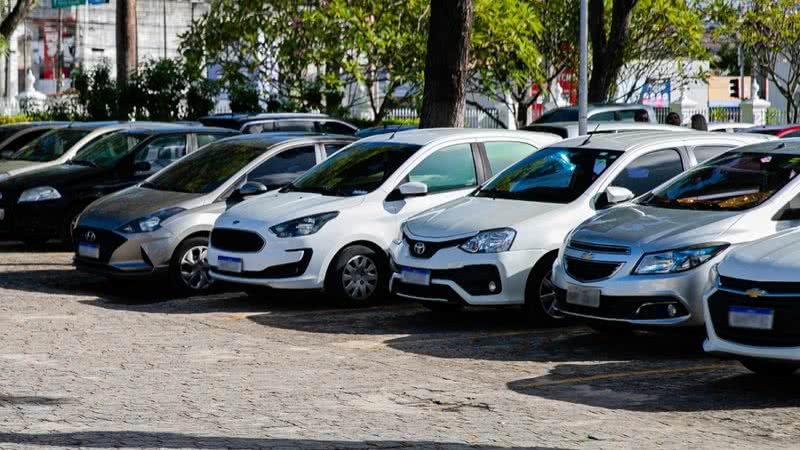 **Termina hoje o prazo para pagamento da primeira parcela do IPVA 2026** Hoje, dia 31 de janeiro, é o último dia para o pagamento da primeira parcela do **Imposto sobre a Propriedade de Veículos Automotores (IPVA) 2026** para veículos com finais de placa 3 e 4, conforme informações da **Secretaria de Estado da Fazenda de Alagoas (Sefaz-AL)**. Este pagamento é crucial, pois a quitação do IPVA é uma das etapas obrigatórias para a renovação do licenciamento anual dos veículos. **Qual é a importância do pagamento do IPVA?** O pagamento do IPVA é essencial para que os proprietários possam renovar o licenciamento anual de seus veículos. Além disso, a taxa de licenciamento deve ser paga até 31 de março, através do site do **Detran-AL**. A Instrução Normativa SEF nº 84/2025, publicada no Diário Oficial do Estado, estabelece as diretrizes para o pagamento do imposto. **Existe algum desconto para o pagamento do IPVA?** Sim, segundo a publicação, os contribuintes tiveram até o dia 27 de fevereiro para quitar o imposto com um desconto de 5%. Após essa data, a redução no valor do imposto só se aplica a proprietários cadastrados na **Campanha Nota Fiscal Cidadã (NFC)** até dezembro de 2025. Isso significa que, para esses contribuintes, ainda é possível obter algum benefício financeiro ao realizar o pagamento. **Como é feita a emissão do Documento de Arrecadação Estadual (DAR)?** A emissão do **Documento de Arrecadação Estadual (DAR)** é realizada exclusivamente de forma digital, através do portal da Sefaz-AL. Neste portal, os proprietários podem consultar os dados do veículo e o valor do imposto, que é calculado com base no preço médio de mercado. **Quais são os cuidados que os contribuintes devem ter ao pagar o IPVA?** A Sefaz-AL alerta para a existência de golpes relacionados ao pagamento do IPVA. Os contribuintes devem estar atentos a sites e mensagens (SMS, WhatsApp e e-mail) que oferecem falsas ofertas de desconto para pagamentos via Pix. É importante sempre verificar a autenticidade das informações e realizar transações apenas através dos canais oficiais. **Quem está isento do pagamento do IPVA em 2026?** A partir de 2026, veículos com 15 anos ou mais de fabricação estão isentos do pagamento do IPVA em Alagoas. Esta medida foi estabelecida pela **Lei nº 9.780**, sancionada em dezembro de 2025, ampliando a política de isenção do imposto no estado. Essa mudança beneficia muitos proprietários de veículos antigos, aliviando a carga tributária sobre eles. **O que acontece se o IPVA não for pago?** Caso o IPVA não seja pago, o proprietário do veículo pode enfrentar dificuldades para renovar o licenciamento anual, o que pode resultar em multas e outras penalidades. Além disso, o veículo pode ser apreendido em fiscalizações de trânsito, causando transtornos significativos ao proprietário. Portanto, é fundamental que os proprietários de veículos com finais de placa 3 e 4 em Alagoas estejam atentos ao prazo final para o pagamento da primeira parcela do IPVA 2026, que termina hoje. Cumprir com essa obrigação fiscal é essencial para garantir a regularidade do veículo e evitar complicações futuras.