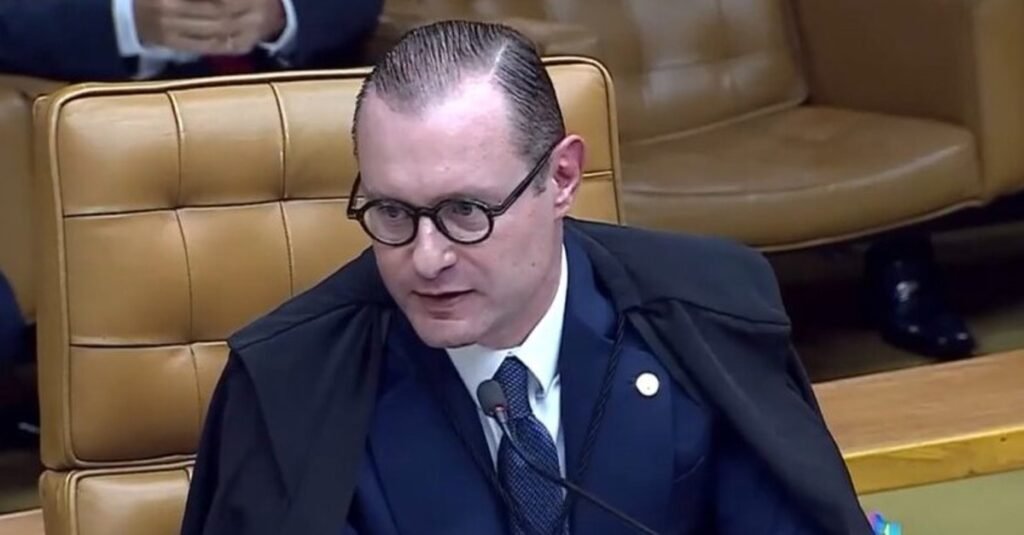 Durante o julgamento no Supremo Tribunal Federal (STF) sobre a definição de limites para os **acréscimos salariais** no serviço público, conhecidos como "penduricalhos", o ministro Cristiano Zanin destacou que a decisão da Corte representa um "passo inicial" para a solução da questão. Segundo a publicação, a decisão não encerra o assunto, mas abre caminho para que o Congresso Nacional aprove uma norma que regule a matéria de forma abrangente. Zanin enfatizou a necessidade de uma lei que atenda ao parágrafo 11 do artigo 37 do teto constitucional e que discipline exaustivamente a questão. O que são os "penduricalhos" no serviço público? Os "penduricalhos" referem-se a **benefícios adicionais** pagos a servidores públicos, incluindo juízes e procuradores de Justiça, que podem elevar suas remunerações acima do teto constitucional. Esses benefícios incluem auxílios diversos e licenças compensatórias, muitas vezes criados por atos administrativos sem base legal clara. Qual foi a proposta apresentada por Zanin e outros ministros? Zanin, juntamente com os ministros Gilmar Mendes, Alexandre de Moraes e Flávio Dino, propôs a fixação de um limite de um terço do teto constitucional para o pagamento de indenizações compensatórias. Com o teto atualmente definido em R$ 46.366,19, os penduricalhos ficam limitados à soma de R$ 16.228,16. Essa proposta visa controlar os gastos e garantir que as remunerações não ultrapassem o teto estabelecido. Quais são as implicações da decisão do STF? A decisão do STF, que teve adesão unânime do Plenário, proíbe a criação de novos benefícios por atos administrativos e determina a extinção imediata dos existentes. Além disso, impede a conversão dessas vantagens em dinheiro sem autorização expressa. Pagamentos retroativos estão suspensos até que sejam revisados e auditados. Novas verbas só poderão ser criadas por lei federal aprovada pelo Congresso Nacional ou por decisão do próprio STF. Como a decisão afeta a transparência e a implementação das regras? O tribunal impôs regras de transparência, exigindo a divulgação detalhada dos contracheques e o acompanhamento da implementação das novas normas, com efeitos a partir de 2026. Isso visa garantir que as informações sobre remunerações sejam acessíveis e que as novas regras sejam efetivamente aplicadas. Qual foi o impacto financeiro identificado pelo STF? Durante a análise, foi apontado que o Judiciário e o Ministério Público destinam cerca de R$ 17 bilhões a pagamentos acima do limite constitucional. A adoção de critérios semelhantes aos da Receita Federal para definir o que pode ser considerado verba indenizatória foi uma das sugestões para controlar esses gastos. Quais foram as decisões individuais dos ministros Flávio Dino e Gilmar Mendes? Na Ação Direta de Inconstitucionalidade (ADI) 6.606, Dino determinou a suspensão de benefícios não previstos em lei que elevem a remuneração acima do teto, afetando os Três Poderes em todas as esferas. Gilmar Mendes adotou entendimento semelhante na mesma ação, proposta pela Procuradoria-Geral da República (PGR), que argumentou que leis estaduais criando verbas indenizatórias para magistrados e membros do Ministério Público violam o teto constitucional. Qual é a expectativa de economia com a suspensão dos penduricalhos? Segundo Dino, a suspensão dos penduricalhos pode resultar em uma economia de 30%. Essa medida busca não apenas reduzir os gastos, mas também promover a uniformidade das remunerações no serviço público, garantindo que todos os servidores sejam remunerados de acordo com as normas constitucionais. Em resumo, a decisão do STF sobre os penduricalhos é um passo inicial importante para a regulamentação dos acréscimos salariais no serviço público. A implementação de limites e a exigência de transparência são medidas fundamentais para garantir a conformidade com o teto constitucional e promover a justiça nas remunerações dos servidores públicos.