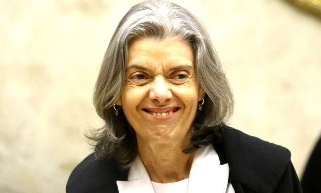 A ministra **Carmen Lúcia** recentemente assinou um artigo intitulado "Ser Mulher", publicado na Folha de S.Paulo. O texto rapidamente se tornou alvo de piadas na internet devido ao seu conteúdo considerado peculiar e ao uso de um vocabulário que chamou a atenção dos leitores. Segundo a publicação do Jornal da Cidade Online, o artigo foi criticado por suas "bizarrices", o que gerou uma onda de comentários e memes nas redes sociais. A repercussão negativa destaca como o público pode reagir de forma intensa a conteúdos que fogem do esperado, especialmente quando se trata de figuras públicas de alta relevância. O artigo "Ser Mulher" pretendia abordar questões relacionadas à condição feminina, mas acabou sendo interpretado de maneira cômica por muitos internautas. Segundo o site mencionado, o texto de **Carmen Lúcia** foi visto como uma tentativa de militância que não alcançou seu objetivo, resultando em uma série de reações humorísticas. A escolha de palavras e a construção das frases foram apontadas como fatores que contribuíram para a percepção de estranheza. Esse episódio ilustra como a linguagem e o estilo de escrita podem impactar a recepção de um texto, especialmente quando o autor é uma figura pública. A repercussão do artigo de **Carmen Lúcia** na internet levanta questões sobre a comunicação pública e a interpretação de textos em plataformas digitais. A crítica ao artigo, conforme relatado pelo Jornal da Cidade Online, demonstra a importância de se considerar o público-alvo e o contexto ao elaborar um texto para um veículo de grande circulação. Além disso, destaca como a internet pode amplificar reações, transformando um artigo em um fenômeno viral, seja por suas qualidades ou por suas falhas percebidas. Este caso serve como um lembrete da influência das mídias digitais na formação de opiniões e na disseminação de conteúdos.