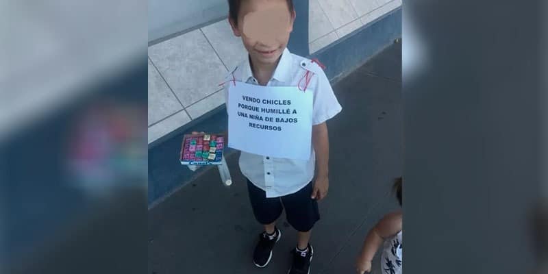 Em **San Luis Río Colorado**, no México, um episódio inusitado chamou a atenção da comunidade local e gerou discussões sobre educação e valores. **María Márquez**, uma tia preocupada com o comportamento de seu sobrinho, tomou uma atitude drástica após descobrir que ele havia humilhado uma criança pobre na rua. Como forma de repreensão, ela decidiu que o sobrinho deveria vivenciar uma experiência que o fizesse refletir sobre suas ações e a importância do respeito ao próximo. O castigo imposto por María Márquez foi simples, mas carregado de significado. O sobrinho foi obrigado a vender uma caixa de **chicletes** nas ruas, uma atividade que muitas crianças de baixa renda realizam para ajudar suas famílias. Além disso, ele carregava um cartaz que explicava o motivo de sua presença ali: ele havia humilhado uma garota de baixa renda, e essa era a consequência de seu ato. A decisão de María Márquez de fazer o sobrinho vender chicletes foi uma tentativa de ensiná-lo sobre **empatia** e **humildade**. Ao colocá-lo na mesma posição que a criança que ele havia humilhado, ela esperava que ele pudesse entender as dificuldades enfrentadas por aqueles que vivem em condições menos favorecidas. Essa experiência prática visava não apenas punir, mas também educar, promovendo uma reflexão mais profunda sobre o comportamento e suas consequências. O caso rapidamente se espalhou pela cidade e gerou uma série de debates entre os moradores. Muitos apoiaram a atitude de María, considerando-a uma forma eficaz de ensinar valores importantes ao jovem. Outros, no entanto, questionaram se essa era a melhor maneira de lidar com a situação, levantando preocupações sobre a exposição pública do menino e o impacto psicológico que isso poderia ter. Independentemente das opiniões divergentes, o episódio trouxe à tona a importância de educar as crianças sobre **respeito** e **solidariedade** desde cedo. Em um mundo onde as diferenças sociais são evidentes, é crucial que as novas gerações aprendam a valorizar e respeitar todas as pessoas, independentemente de sua condição econômica. A ação de María Márquez também destaca o papel fundamental da família na formação do caráter e dos valores dos jovens. Ao tomar uma atitude ativa diante do comportamento inadequado do sobrinho, ela demonstrou a importância de não apenas corrigir, mas também de ensinar e orientar. A educação começa em casa, e exemplos práticos, como o dado por María, podem ter um impacto duradouro na vida das crianças. Além disso, o caso levanta questões sobre como a sociedade pode contribuir para a formação de cidadãos mais conscientes e empáticos. Escolas, comunidades e organizações podem desempenhar um papel vital na promoção de valores como o respeito e a solidariedade, criando ambientes onde todos se sintam valorizados e respeitados. Em resumo, a história de María Márquez e seu sobrinho em **San Luis Río Colorado** serve como um lembrete poderoso da importância de ensinar e praticar a empatia. Ao enfrentar as consequências de suas ações, o jovem teve a oportunidade de aprender uma lição valiosa sobre respeito e dignidade humana. Essa experiência, embora desafiadora, pode ser um passo importante na formação de um adulto mais consciente e responsável.