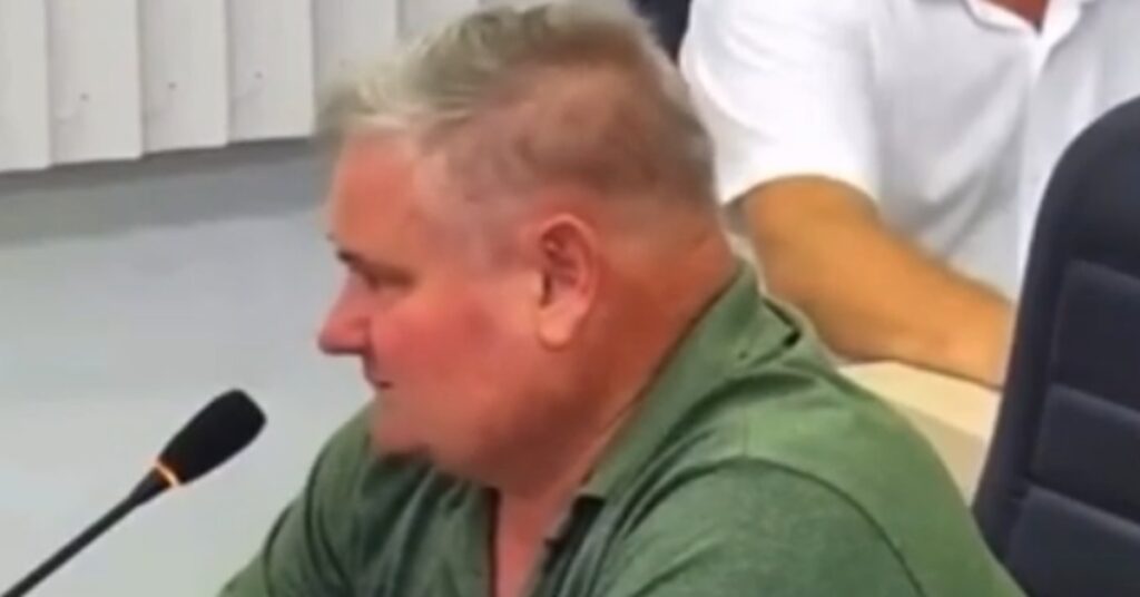 A declaração polêmica do vereador de Santa Catarina, que afirmou que "tinha que matar" cachorros de rua, gerou grande repercussão e indignação. Essa fala ocorreu em um contexto onde o governo federal havia recentemente endurecido as punições para maus-tratos a animais, conforme destacado pela publicação do Congresso em Foco. A legislação atual busca proteger os direitos dos animais, impondo penalidades mais severas para aqueles que cometem abusos, o que torna a declaração do vereador ainda mais controversa e contrária às diretrizes federais. Segundo a publicação, o decreto federal mencionado foi uma resposta à crescente preocupação com o bem-estar animal no Brasil. Este decreto visa não apenas aumentar as penas para quem maltrata animais, mas também promover uma conscientização maior sobre a importância de tratar os animais com respeito e dignidade. A fala do vereador, portanto, vai na contramão desses esforços, suscitando debates sobre a responsabilidade de figuras públicas em promover o respeito às leis e aos direitos dos animais. A repercussão da declaração do vereador de Santa Catarina não se limitou apenas ao âmbito local. Organizações de defesa dos direitos dos animais e cidadãos preocupados com a causa animal manifestaram seu repúdio, exigindo retratação e ações concretas para evitar que discursos de ódio e violência contra animais se tornem comuns. Segundo o site Congresso em Foco, a pressão popular e a atenção da mídia podem levar a uma discussão mais ampla sobre a necessidade de políticas públicas eficazes para o controle populacional de animais de rua, que respeitem a vida e o bem-estar dos mesmos, em vez de promover soluções violentas e ineficazes.