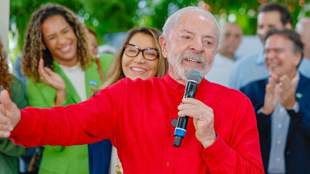 A recente declaração do presidente **Luiz Inácio Lula da Silva**, "tirar a bunda da cadeira", rapidamente se tornou viral nas redes sociais, reacendendo discussões sobre suas declarações passadas que frequentemente geraram controvérsias. Segundo a publicação do ND Mais, essa frase específica foi proferida em um contexto de incentivo à ação e ao engajamento, mas acabou por remeter a uma série de outras declarações do presidente que, ao longo dos anos, provocaram reações diversas do público e da mídia. A habilidade de Lula em usar expressões coloquiais e diretas é uma característica marcante de sua comunicação, que tanto cativa quanto polariza opiniões. Historicamente, **Lula** é conhecido por suas falas impactantes e, muitas vezes, polêmicas. Segundo o site ND Mais, em várias ocasiões, suas declarações foram interpretadas como provocativas ou desafiadoras, gerando debates acalorados na esfera pública. Essas falas frequentemente refletem seu estilo direto e sua tentativa de se conectar com o público de maneira mais pessoal e acessível. No entanto, essa abordagem também tem o potencial de gerar mal-entendidos ou ser vista como inadequada por alguns setores da sociedade. As reações às suas declarações variam amplamente, dependendo do contexto político e social em que são feitas. O impacto das declarações de **Lula** vai além do momento em que são proferidas, muitas vezes influenciando o discurso político e social no Brasil. De acordo com a análise do ND Mais, suas falas podem servir como catalisadores para discussões mais amplas sobre temas importantes, como a participação cidadã e o papel do governo. A frase "tirar a bunda da cadeira" exemplifica essa dinâmica, ao mesmo tempo em que destaca a capacidade de Lula de mobilizar a opinião pública e manter-se relevante no cenário político. Essa habilidade de comunicação é uma das razões pelas quais suas palavras continuam a ressoar e a gerar debate, refletindo a complexidade de sua figura como líder político.