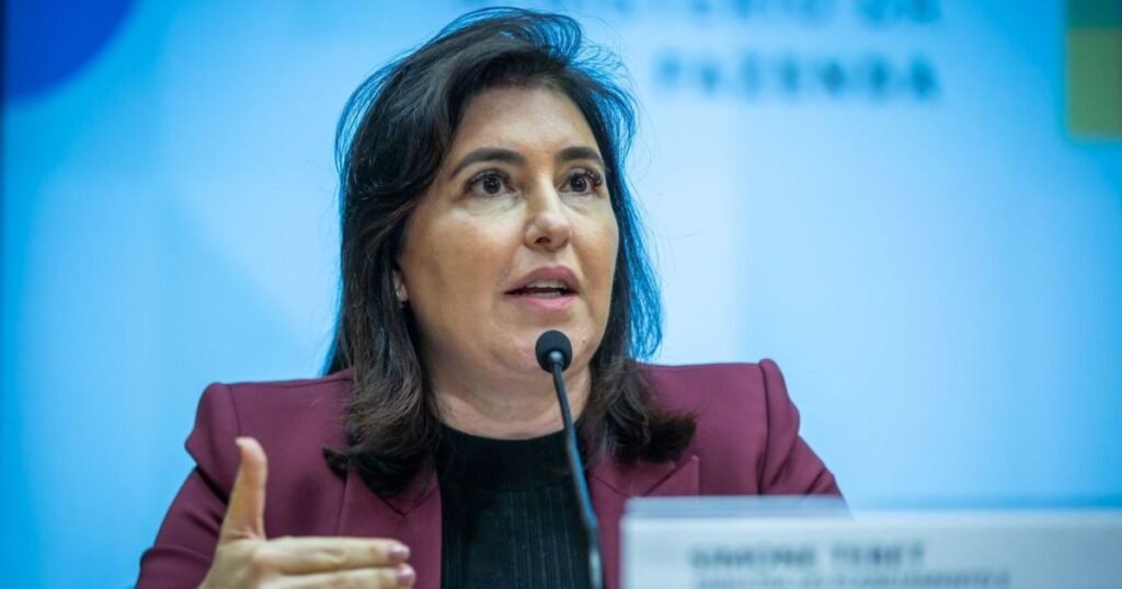 Por que a alta dos combustíveis preocupa tanto o governo? A alta dos combustíveis impacta diretamente o custo de vida, afetando transporte, alimentos e serviços. Isso pode gerar inflação e descontentamento social, pressionando o governo a buscar soluções rápidas e eficazes. Como a guerra no Oriente Médio influencia o preço do petróleo? Conflitos no Oriente Médio, uma região rica em petróleo, podem desestabilizar a oferta global, elevando os preços. A guerra entre Israel, EUA e Irã intensifica essa incerteza, pressionando o mercado internacional. O que Simone Tebet propõe para conter a alta dos combustíveis? Simone Tebet sugere uma subvenção ao diesel, dividindo custos entre União e estados. A ideia é evitar que o preço nas bombas suba, aliviando o impacto no bolso dos consumidores. Como funcionaria a subvenção proposta pelo governo? A proposta prevê uma subvenção de R$ 1,20 por litro de diesel importado, com R$ 0,60 pagos pelo governo federal e R$ 0,60 pelos estados. A medida seria temporária, válida até 31 de maio. Por que os governadores estão mais "sensíveis" à proposta? Os governadores estão mais abertos à discussão devido à pressão econômica e social. A subvenção pode ser uma solução viável para evitar aumentos nos combustíveis, beneficiando a população. Qual é o papel do Ministério da Fazenda nessa proposta? O Ministério da Fazenda elaborou a proposta de subvenção, buscando uma solução conjunta com os estados para mitigar os efeitos da alta dos combustíveis e estabilizar a economia. Quais são as expectativas do governo em relação à resposta dos estados? O governo espera uma resposta positiva dos estados, com adesão à proposta de subvenção. A colaboração é vista como essencial para evitar aumentos nos preços dos combustíveis. Por que a subvenção ao diesel é considerada temporária? A subvenção é temporária devido à sua natureza emergencial, destinada a conter aumentos imediatos. A medida está prevista para durar até 31 de maio, quando a situação será reavaliada. Qual é a importância de uma atuação conjunta entre União e estados? A cooperação entre União e estados é crucial para enfrentar desafios econômicos e sociais, garantindo que medidas eficazes sejam implementadas para proteger a população e a economia. Como a proposta de subvenção se relaciona com o subsídio anunciado em março? A subvenção complementa o subsídio de R$ 0,32 anunciado em março, que visa reduzir os custos para produtores e importadores de diesel, refletindo no preço final ao consumidor. Por que zerar o ICMS do diesel foi uma ideia resistida pelos estados? Zerar o ICMS do diesel impactaria as receitas estaduais, comprometendo orçamentos locais. A resistência levou à busca por alternativas, como a subvenção compartilhada. Quais são os desafios econômicos mencionados por Simone Tebet? Os desafios incluem a alta do petróleo, inflação e a necessidade de medidas rápidas para evitar que a população sofra com aumentos nos combustíveis, exigindo ação coordenada. Como a população pode ser prejudicada pela alta dos combustíveis? A alta dos combustíveis eleva custos de transporte e produção, impactando preços de bens e serviços. Isso reduz o poder de compra e pode aumentar a inflação, afetando a economia doméstica. O que significa "manter o preço" dos combustíveis, segundo Tebet? Manter o preço implica evitar aumentos, estabilizando o valor nas bombas. Embora não seja possível reduzir, a meta é impedir que suba ainda mais, aliviando a pressão sobre consumidores. Quais são as expectativas futuras em relação à proposta de subvenção? O governo está otimista quanto à aceitação da proposta pelos estados, esperando resultados positivos que ajudem a estabilizar os preços dos combustíveis no curto prazo.