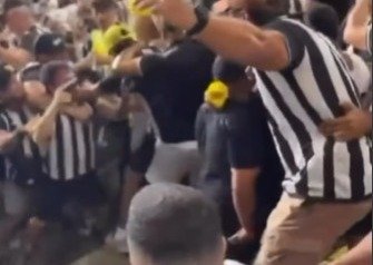 Durante a comemoração do título do **Botafogo-PB**, um incidente preocupante ocorreu nas arquibancadas, quando um torcedor foi flagrado sacando uma arma de fogo. Segundo a publicação, as imagens divulgadas mostram o indivíduo vestindo a camisa do clube e exibindo uma pistola em meio à confusão. Este episódio gerou grande repercussão e preocupação entre os presentes, levantando questões sobre a segurança em eventos esportivos e a presença de armas em locais públicos. De acordo com o site, a cena ocorreu durante uma briga entre torcedores, que rapidamente se transformou em um tumulto generalizado. A presença de uma arma de fogo em um ambiente tão lotado e festivo é alarmante, pois coloca em risco a segurança de todos os presentes. Este incidente destaca a necessidade de medidas de segurança mais rigorosas em eventos esportivos, especialmente em partidas de grande importância, como a que envolveu o título do Botafogo-PB. A segurança deve ser uma prioridade para garantir que os torcedores possam desfrutar dos jogos sem medo de violência. Além disso, o episódio levanta questões sobre a responsabilidade dos clubes e das autoridades na prevenção de tais incidentes. É essencial que haja uma fiscalização mais efetiva na entrada dos estádios, para impedir que armas e outros objetos perigosos sejam levados para dentro das arenas. Segundo a publicação, a presença de segurança privada e a atuação das forças policiais são fundamentais para prevenir e controlar situações de risco. Este caso serve como um alerta para a importância de políticas de segurança mais eficazes e da conscientização dos torcedores sobre os riscos associados ao porte de armas em eventos esportivos.